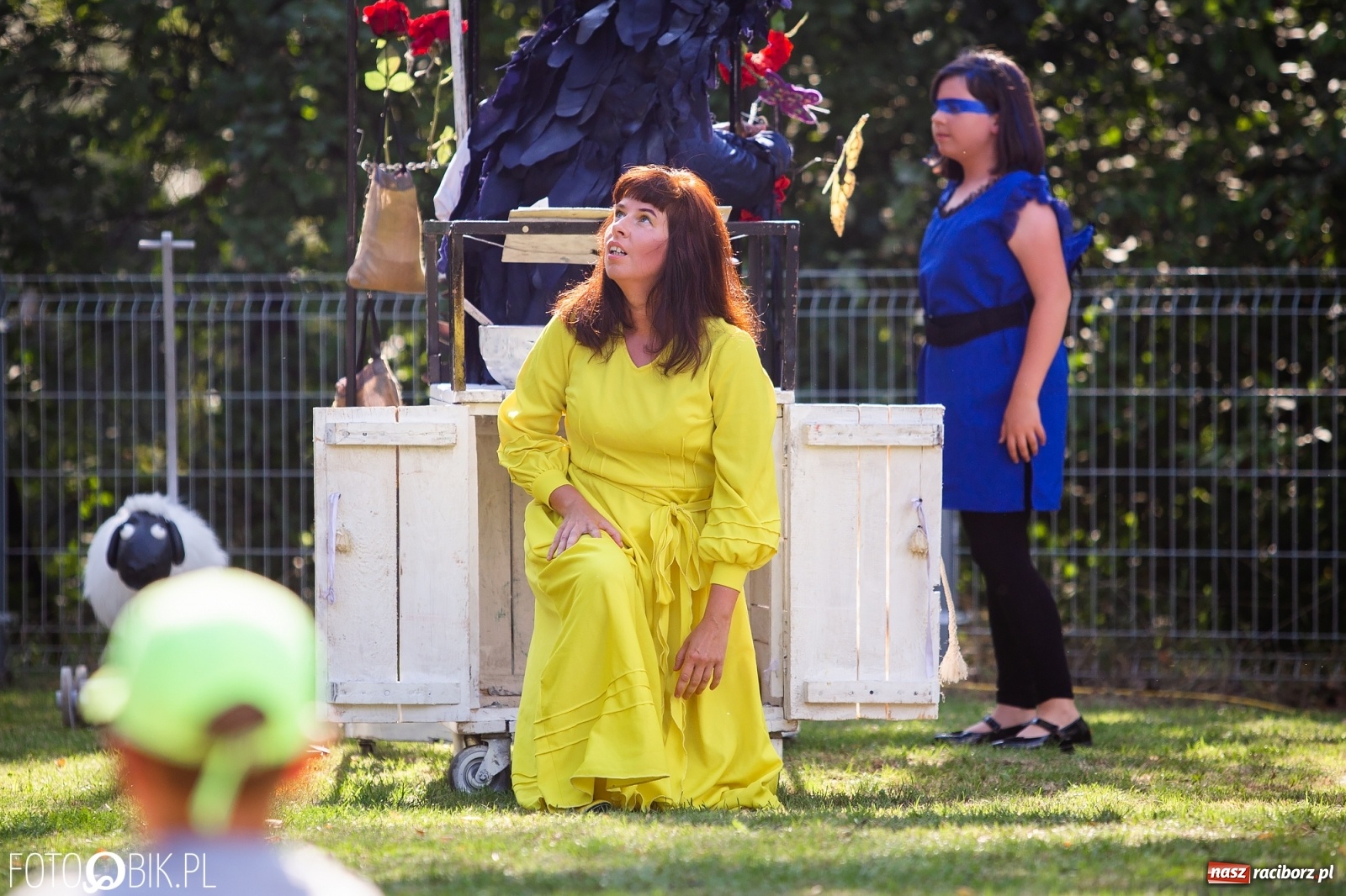 Zdjęcie w galerii na portalu naszraciborz.pl: Objazdowy Festiwal Teatralny na boisku w Babicach [FOTO] wiadomości z regionu