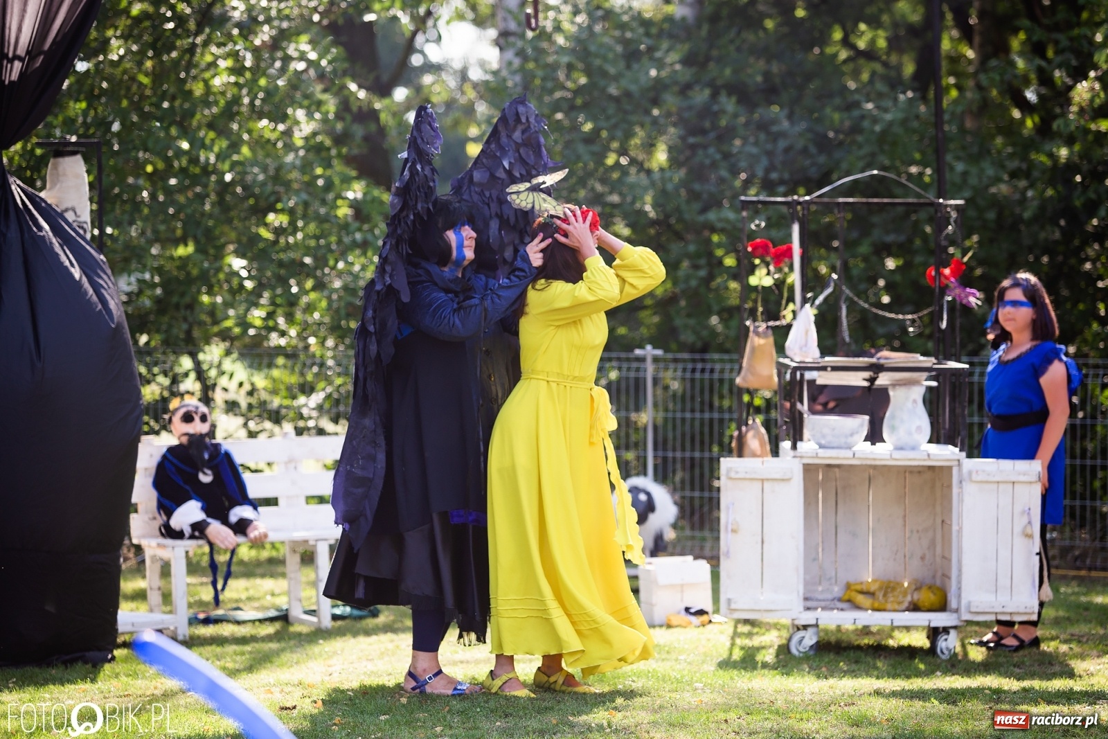 Zdjęcie w galerii na portalu naszraciborz.pl: Objazdowy Festiwal Teatralny na boisku w Babicach [FOTO] wiadomości z regionu