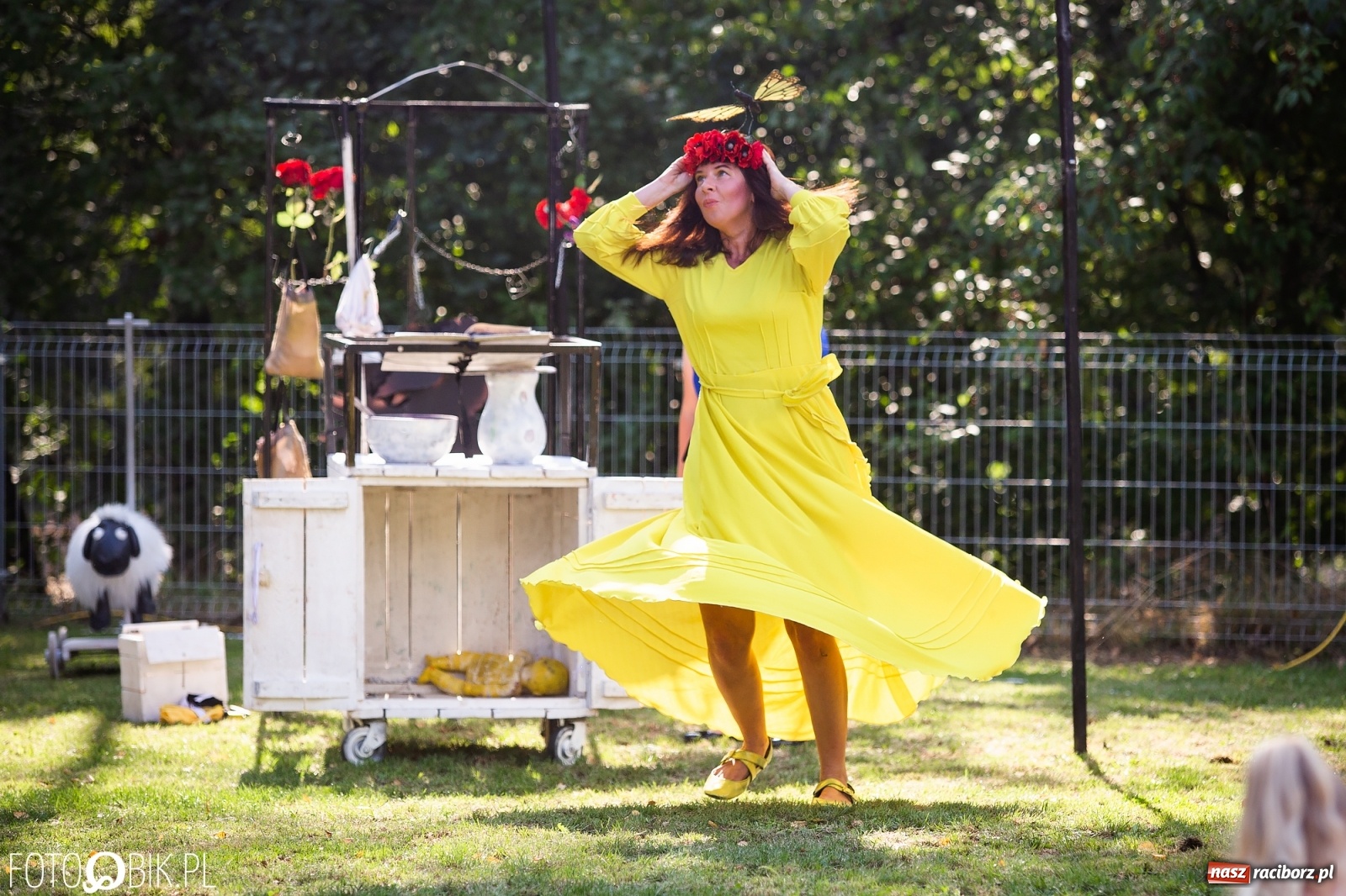 Zdjęcie w galerii na portalu naszraciborz.pl: Objazdowy Festiwal Teatralny na boisku w Babicach [FOTO] wiadomości z regionu