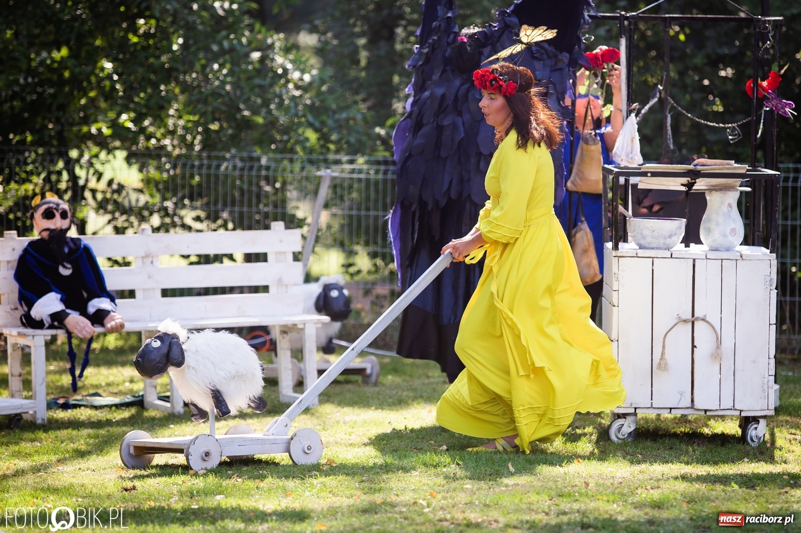 Zdjęcie w galerii na portalu naszraciborz.pl: Objazdowy Festiwal Teatralny na boisku w Babicach [FOTO] wiadomości z regionu