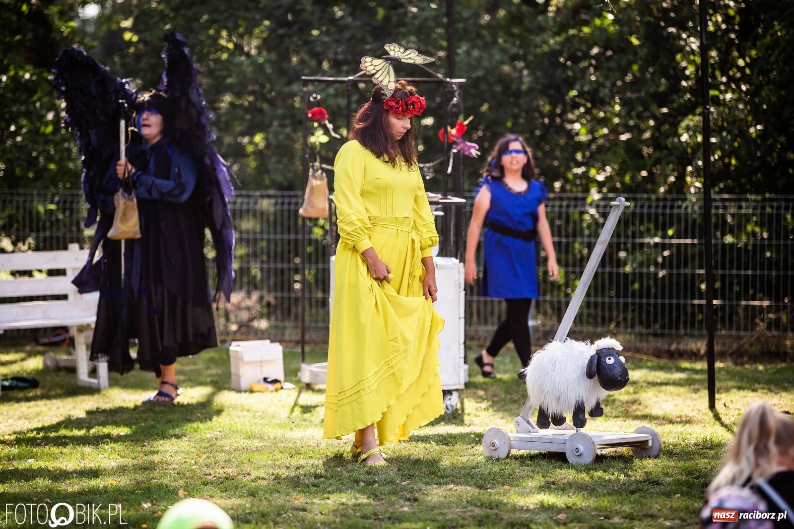 Zdjęcie w galerii na portalu naszraciborz.pl: Objazdowy Festiwal Teatralny na boisku w Babicach [FOTO] wiadomości z regionu