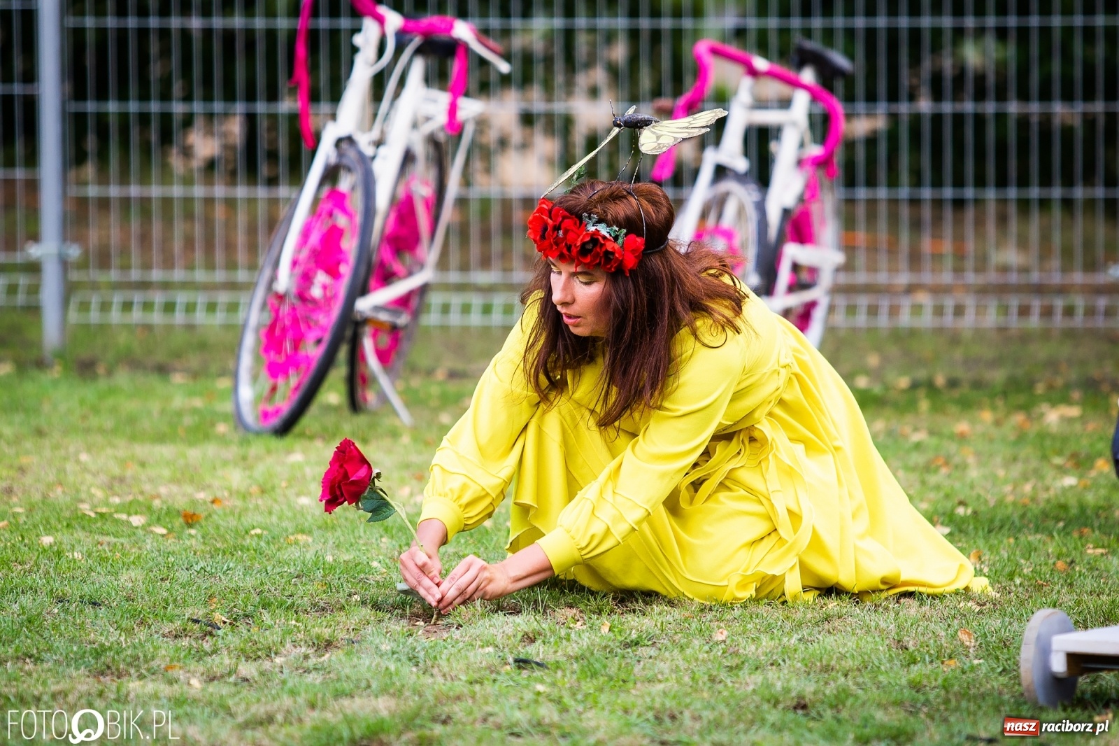Zdjęcie w galerii na portalu naszraciborz.pl: Objazdowy Festiwal Teatralny na boisku w Babicach [FOTO] wiadomości z regionu