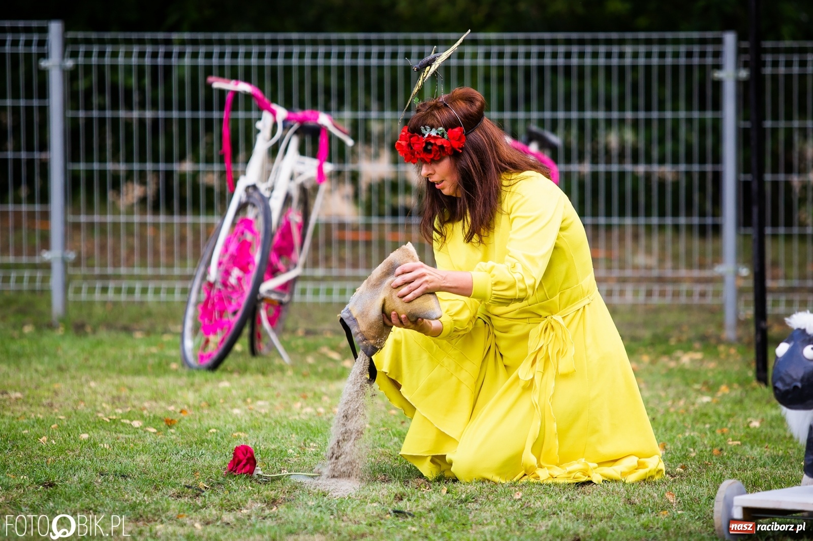 Zdjęcie w galerii na portalu naszraciborz.pl: Objazdowy Festiwal Teatralny na boisku w Babicach [FOTO] wiadomości z regionu