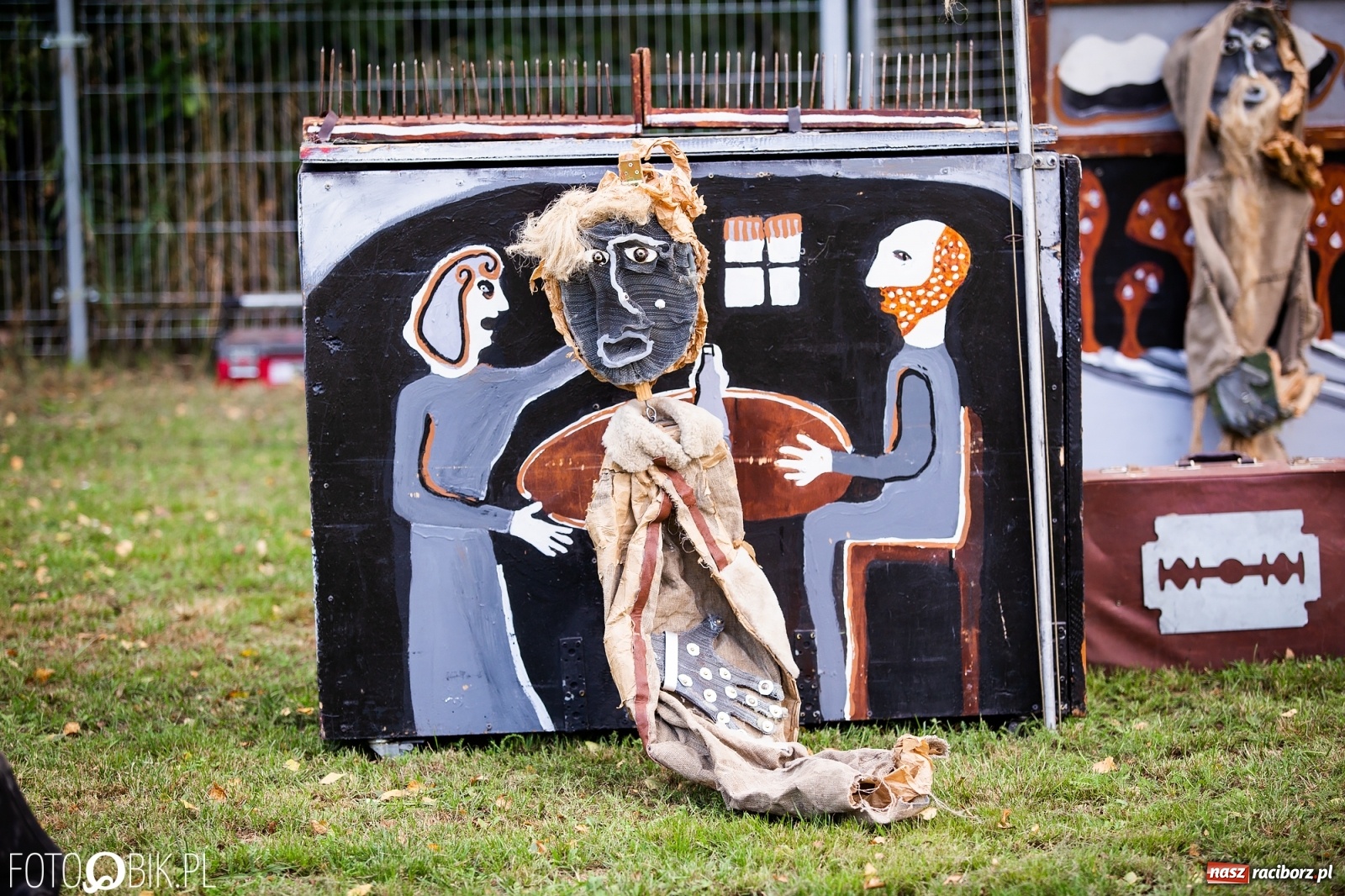 Zdjęcie w galerii na portalu naszraciborz.pl: Objazdowy Festiwal Teatralny na boisku w Babicach [FOTO] wiadomości z regionu
