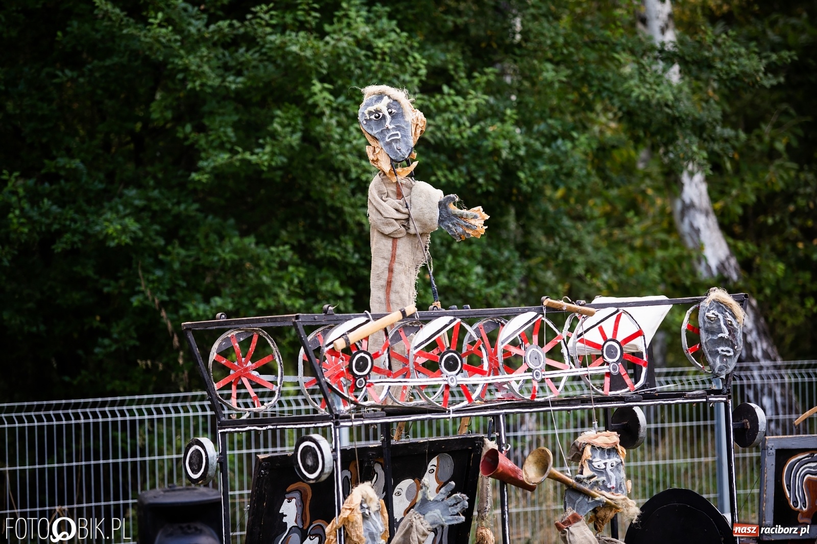 Zdjęcie w galerii na portalu naszraciborz.pl: Objazdowy Festiwal Teatralny na boisku w Babicach [FOTO] wiadomości z regionu