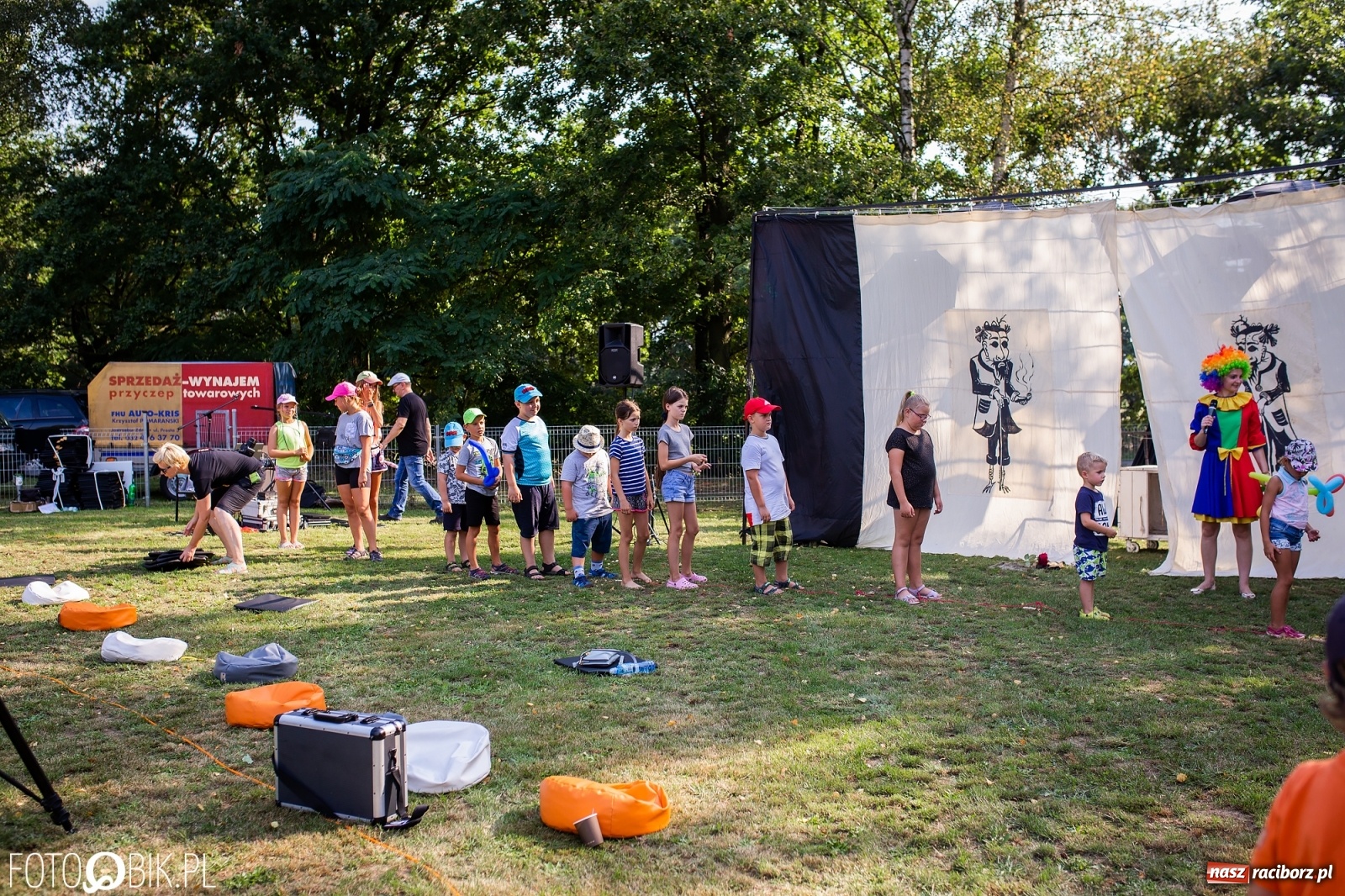 Zdjęcie w galerii na portalu naszraciborz.pl: Objazdowy Festiwal Teatralny na boisku w Babicach [FOTO] wiadomości z regionu