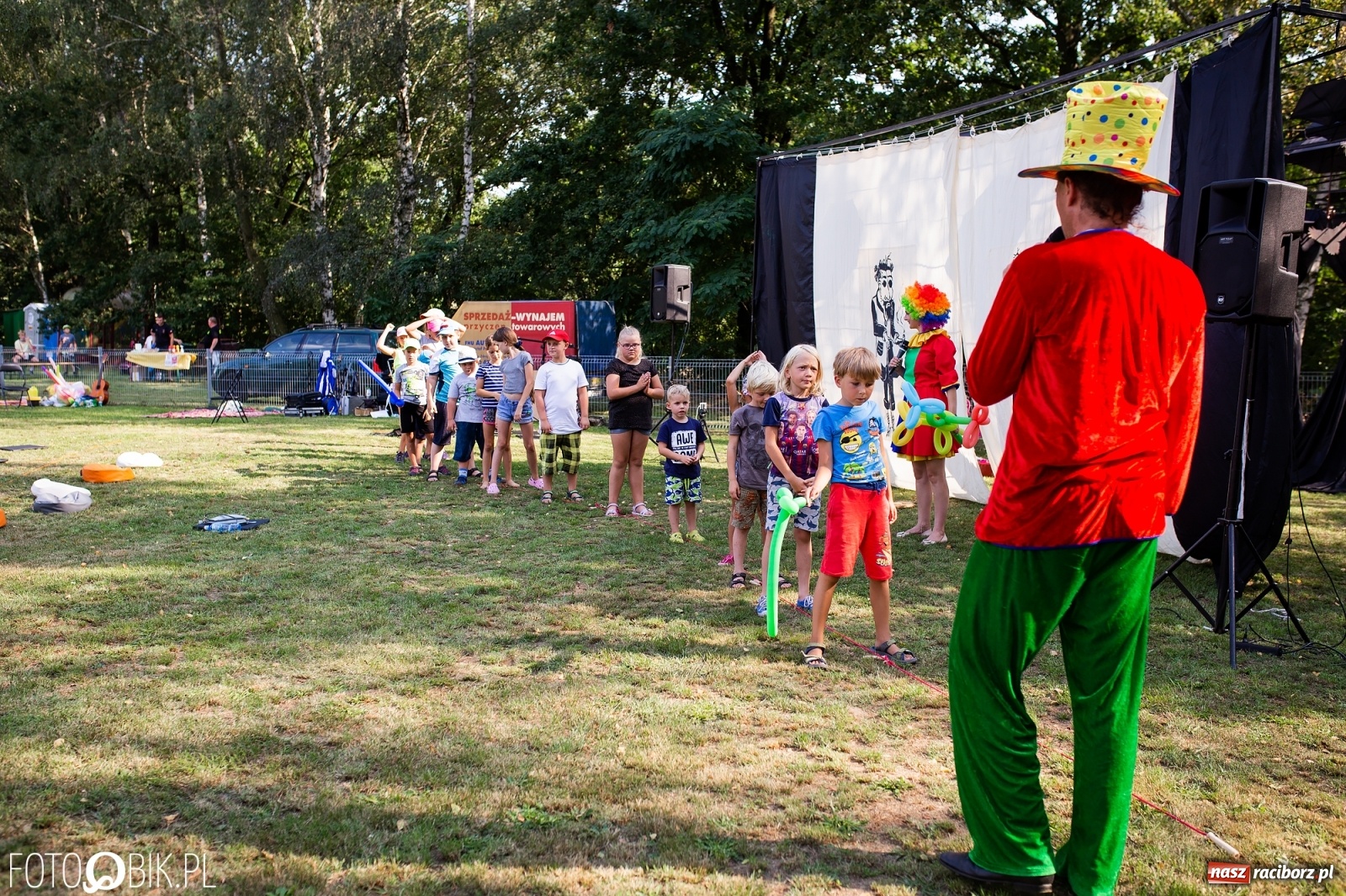 Zdjęcie w galerii na portalu naszraciborz.pl: Objazdowy Festiwal Teatralny na boisku w Babicach [FOTO] wiadomości z regionu