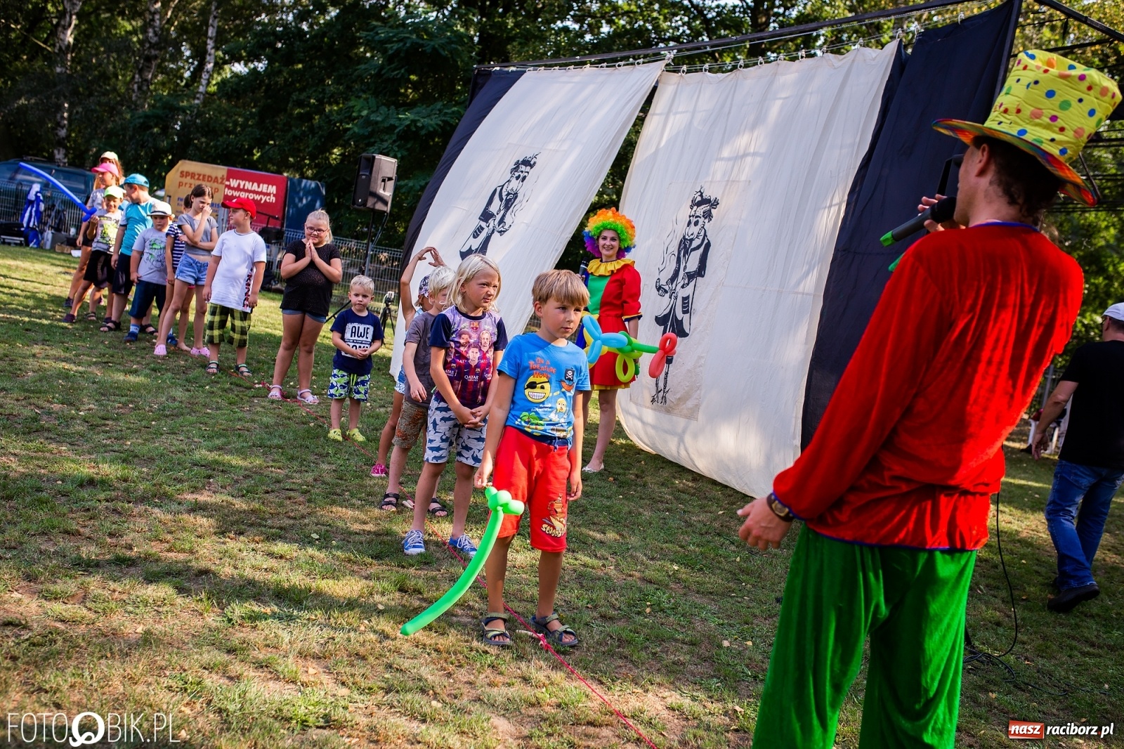 Zdjęcie w galerii na portalu naszraciborz.pl: Objazdowy Festiwal Teatralny na boisku w Babicach [FOTO] wiadomości z regionu