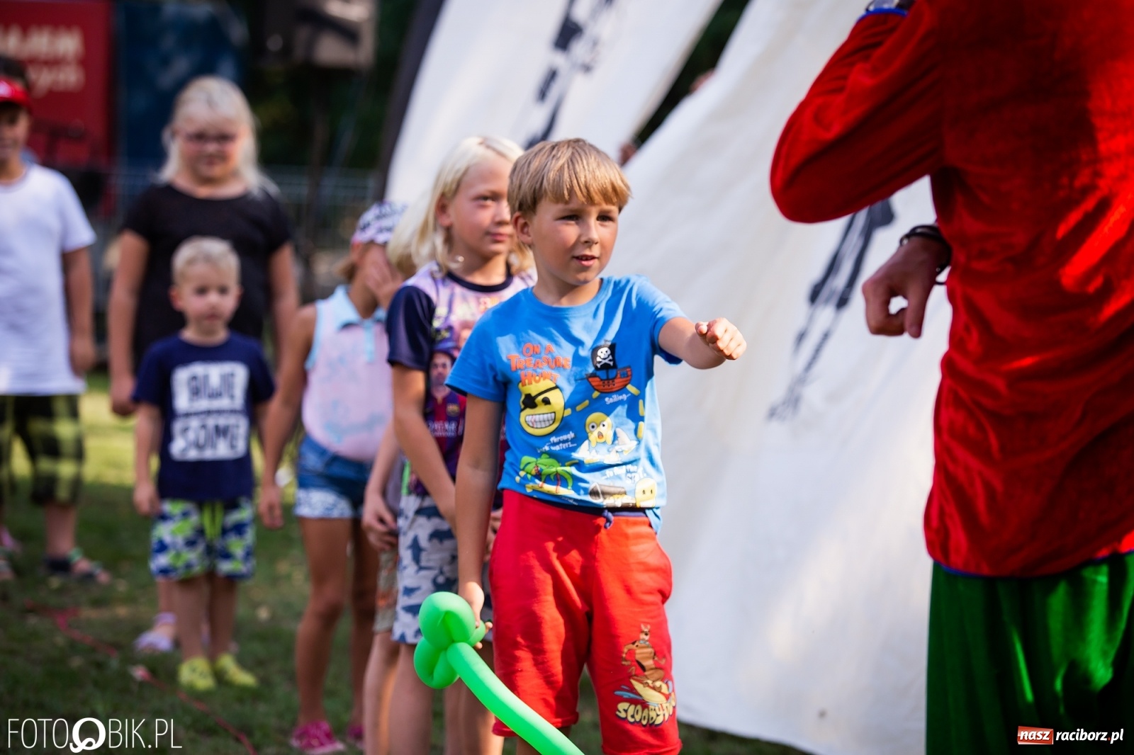 Zdjęcie w galerii na portalu naszraciborz.pl: Objazdowy Festiwal Teatralny na boisku w Babicach [FOTO] wiadomości z regionu
