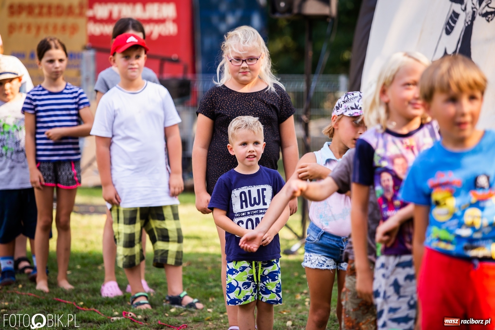 Zdjęcie w galerii na portalu naszraciborz.pl: Objazdowy Festiwal Teatralny na boisku w Babicach [FOTO] wiadomości z regionu