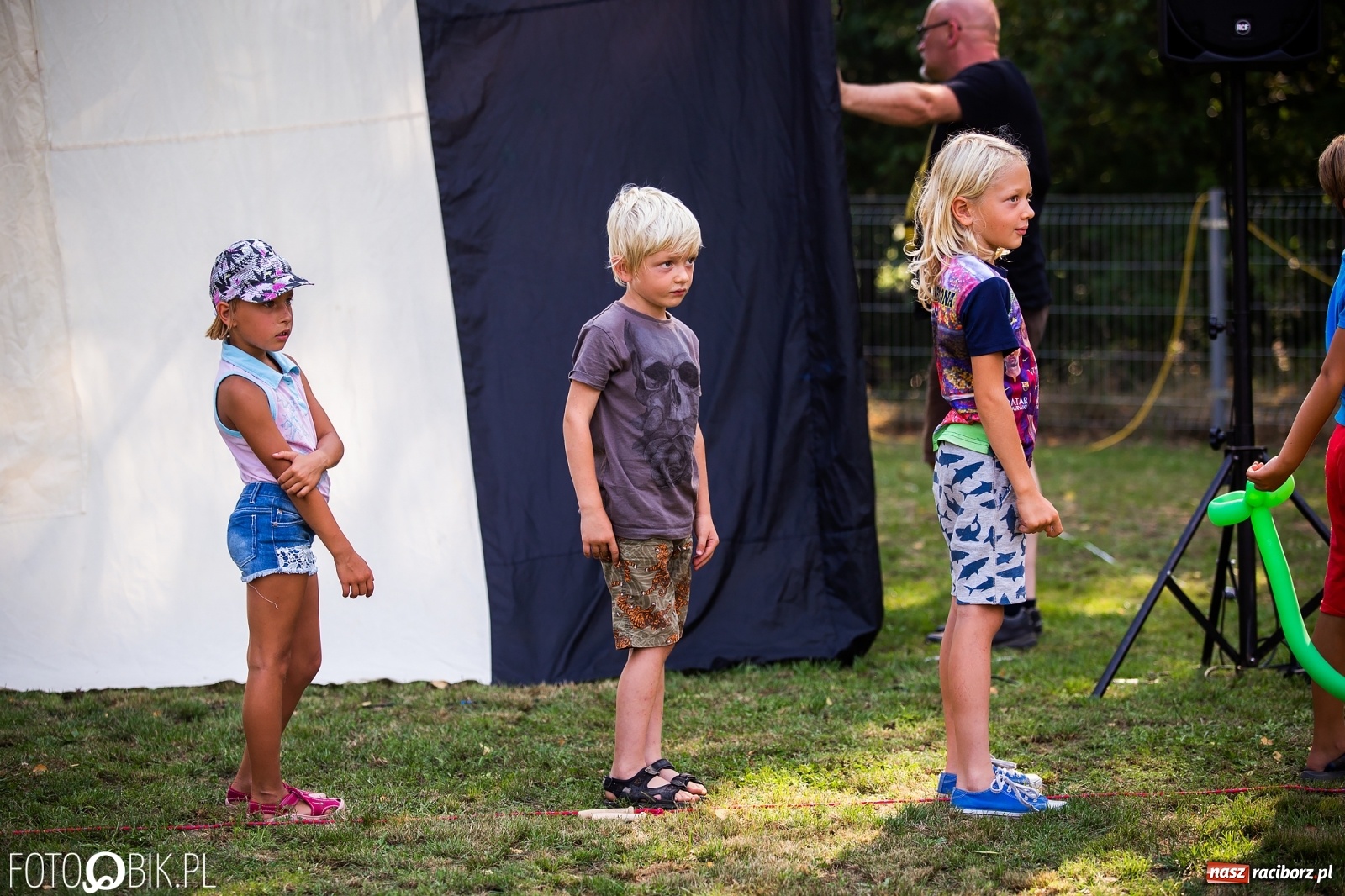 Zdjęcie w galerii na portalu naszraciborz.pl: Objazdowy Festiwal Teatralny na boisku w Babicach [FOTO] wiadomości z regionu