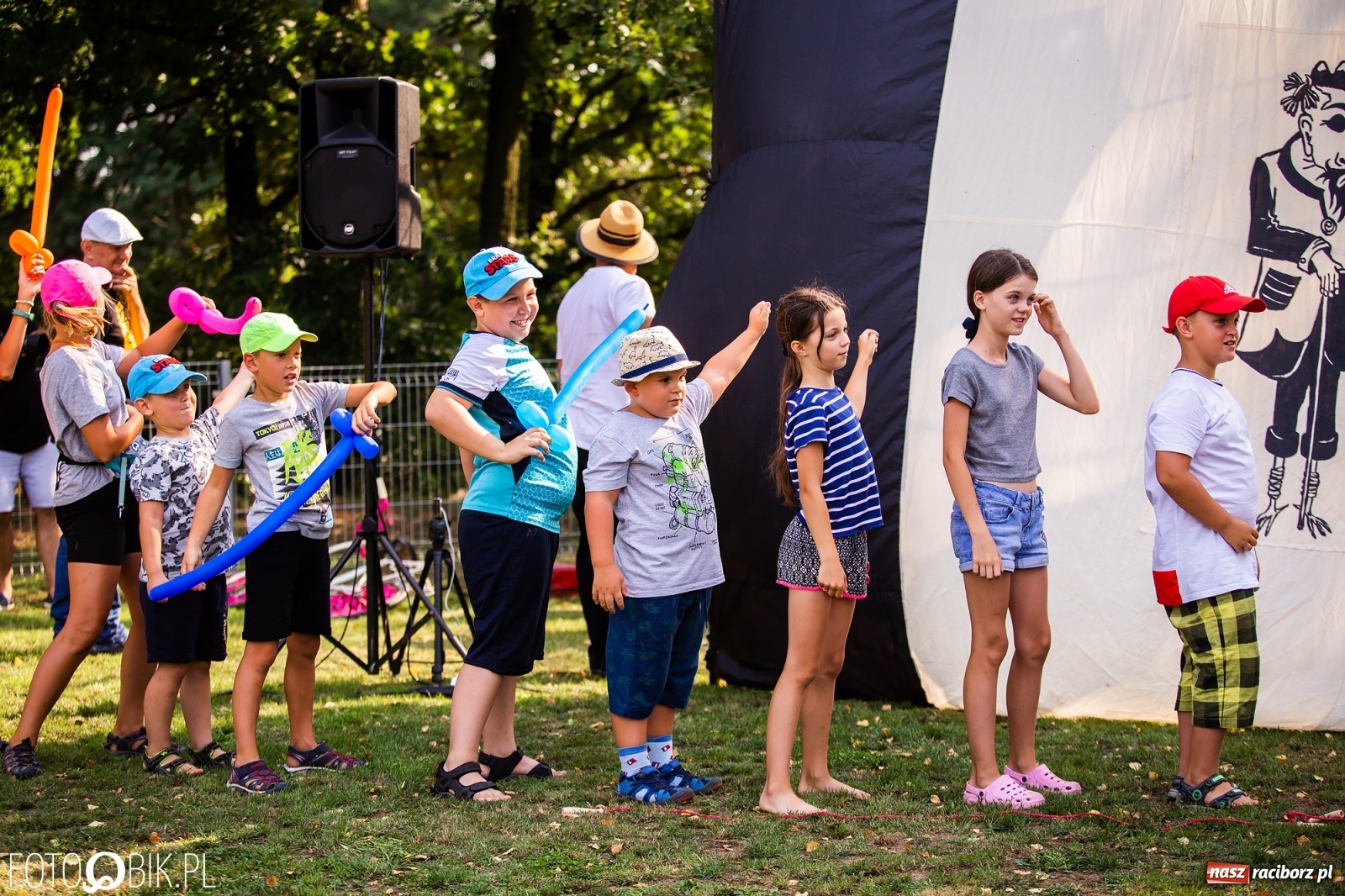 Zdjęcie w galerii na portalu naszraciborz.pl: Objazdowy Festiwal Teatralny na boisku w Babicach [FOTO] wiadomości z regionu