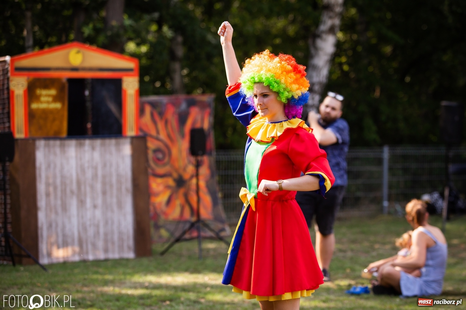 Zdjęcie w galerii na portalu naszraciborz.pl: Objazdowy Festiwal Teatralny na boisku w Babicach [FOTO] wiadomości z regionu
