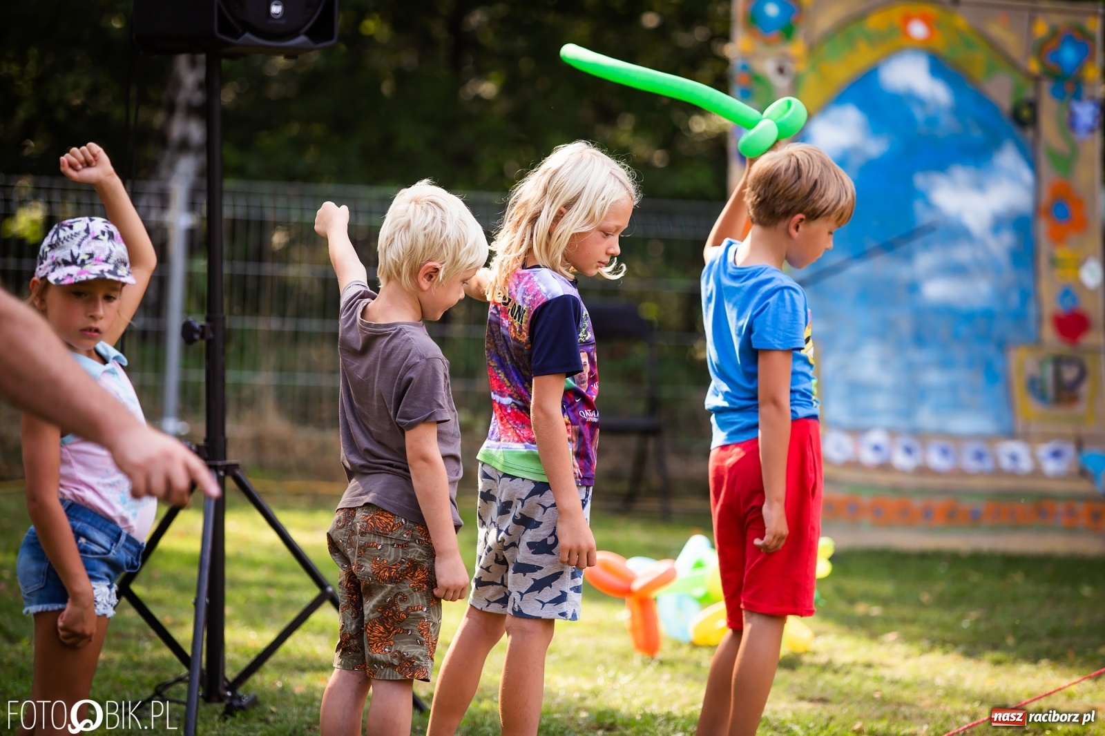 Zdjęcie w galerii na portalu naszraciborz.pl: Objazdowy Festiwal Teatralny na boisku w Babicach [FOTO] wiadomości z regionu