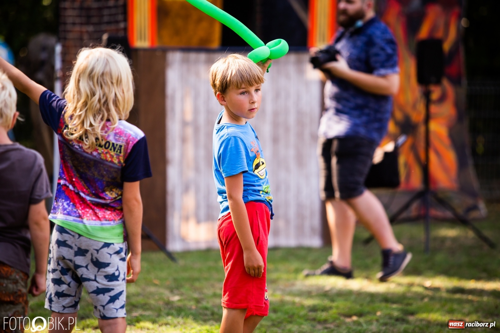 Zdjęcie w galerii na portalu naszraciborz.pl: Objazdowy Festiwal Teatralny na boisku w Babicach [FOTO] wiadomości z regionu