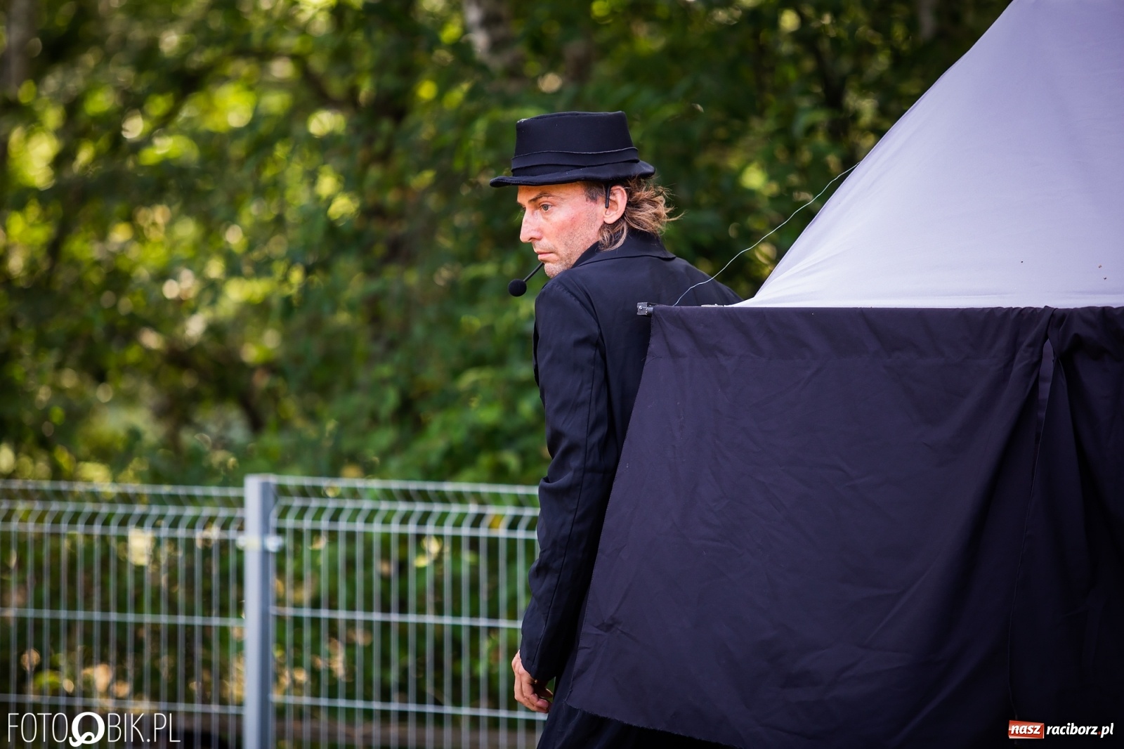 Zdjęcie w galerii na portalu naszraciborz.pl: Objazdowy Festiwal Teatralny na boisku w Babicach [FOTO] wiadomości z regionu