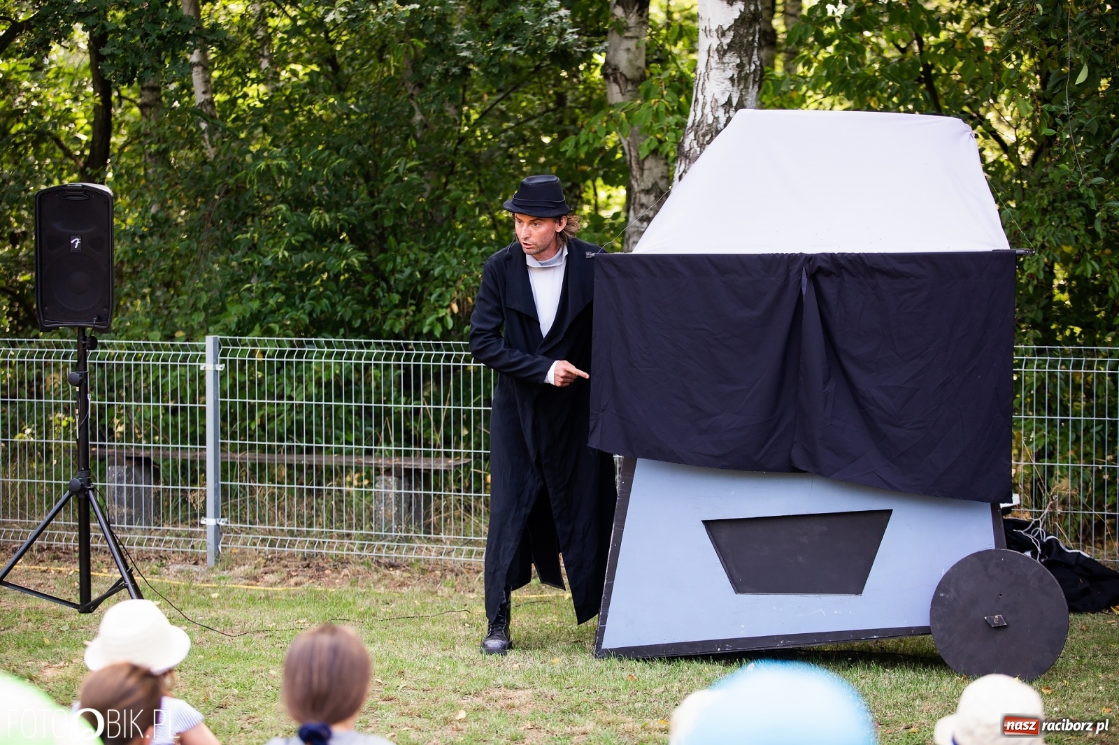Zdjęcie w galerii na portalu naszraciborz.pl: Objazdowy Festiwal Teatralny na boisku w Babicach [FOTO] wiadomości z regionu