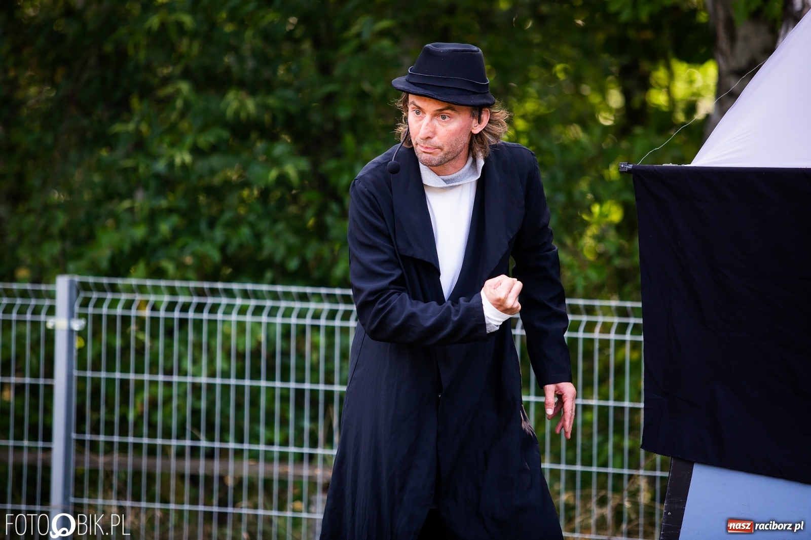 Zdjęcie w galerii na portalu naszraciborz.pl: Objazdowy Festiwal Teatralny na boisku w Babicach [FOTO] wiadomości z regionu