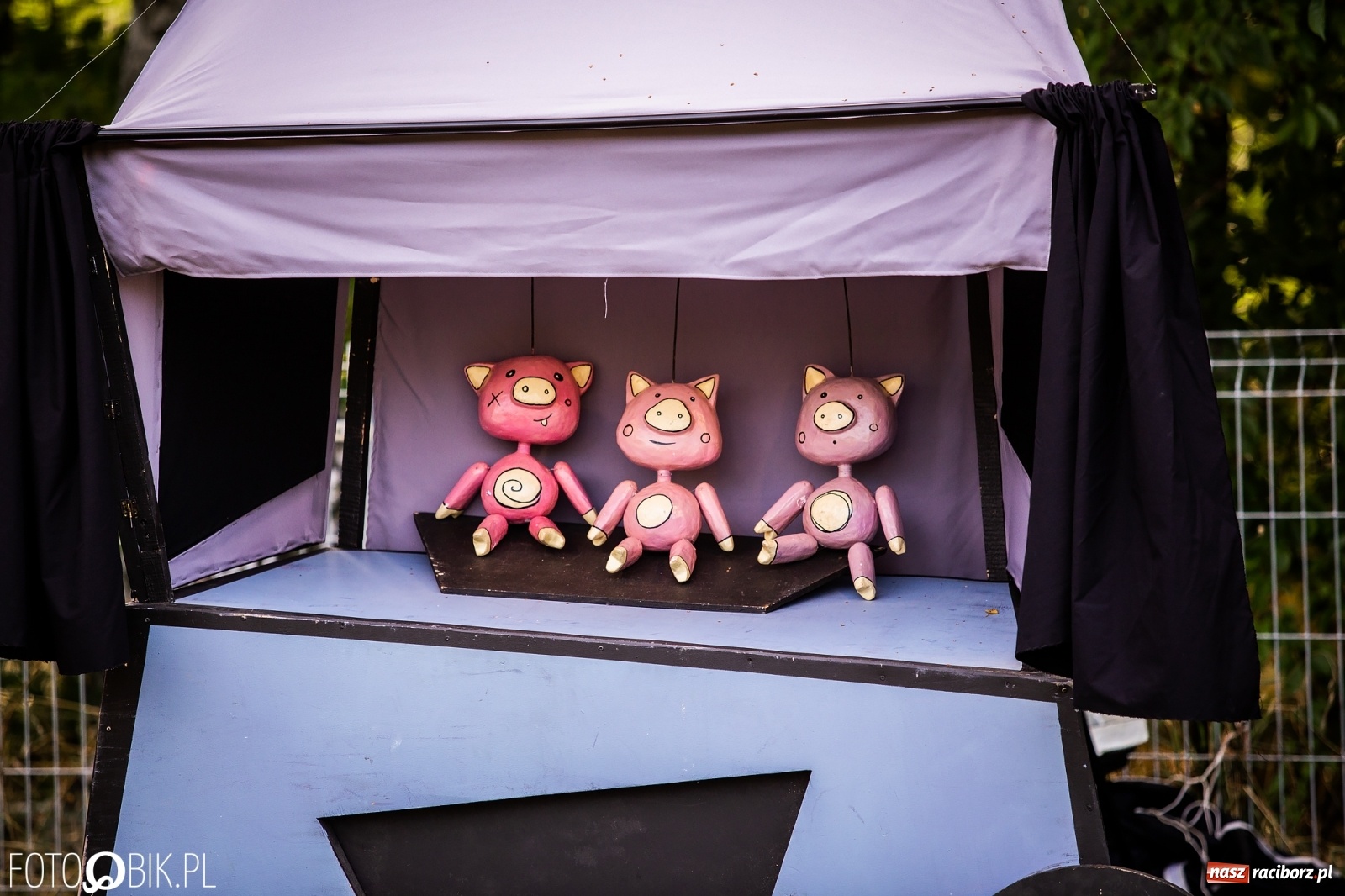 Zdjęcie w galerii na portalu naszraciborz.pl: Objazdowy Festiwal Teatralny na boisku w Babicach [FOTO] wiadomości z regionu