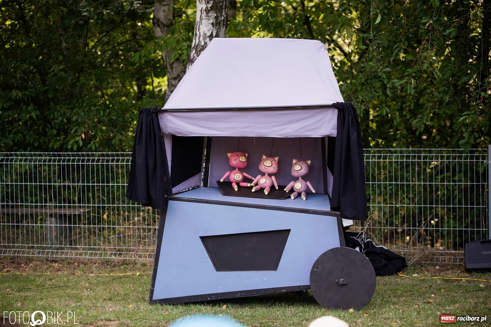 Zdjęcie w galerii na portalu naszraciborz.pl: Objazdowy Festiwal Teatralny na boisku w Babicach [FOTO] wiadomości z regionu