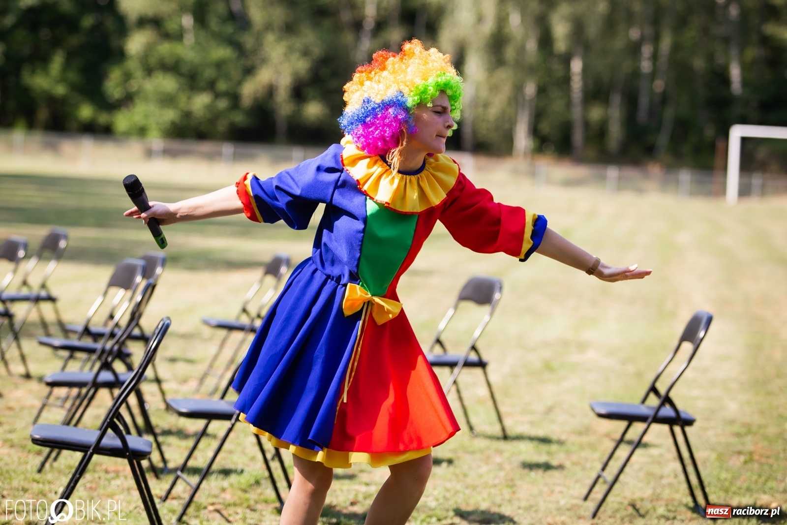 Zdjęcie w galerii na portalu naszraciborz.pl: Objazdowy Festiwal Teatralny na boisku w Babicach [FOTO] wiadomości z regionu
