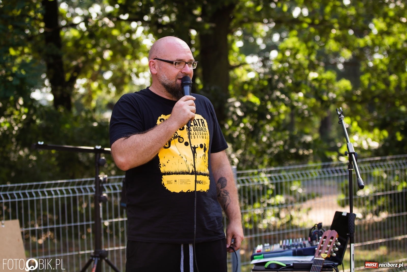 Zdjęcie w galerii na portalu naszraciborz.pl: Objazdowy Festiwal Teatralny na boisku w Babicach [FOTO] wiadomości z regionu