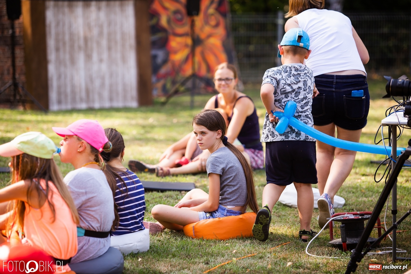 Zdjęcie w galerii na portalu naszraciborz.pl: Objazdowy Festiwal Teatralny na boisku w Babicach [FOTO] wiadomości z regionu