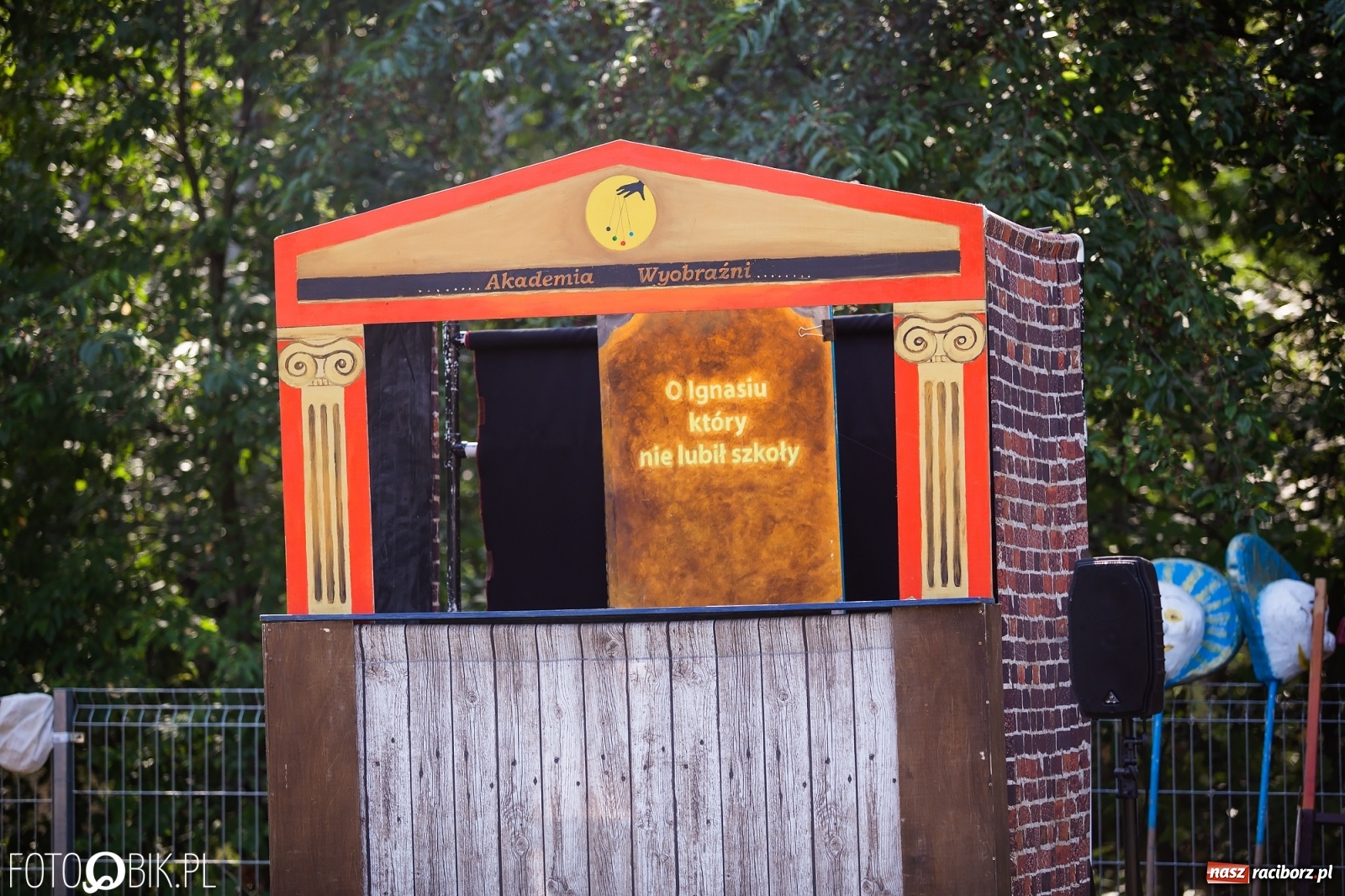 Zdjęcie w galerii na portalu naszraciborz.pl: Objazdowy Festiwal Teatralny na boisku w Babicach [FOTO] wiadomości z regionu