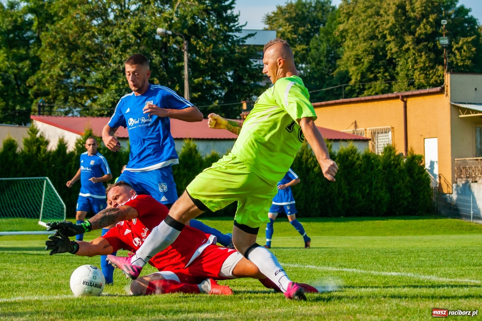 Zdjęcie w galerii na portalu naszraciborz.pl: Kuźnia rozbiła Chałupki. Gospodarze w rozsypce [FOTO i WIDEO] wiadomości z regionu