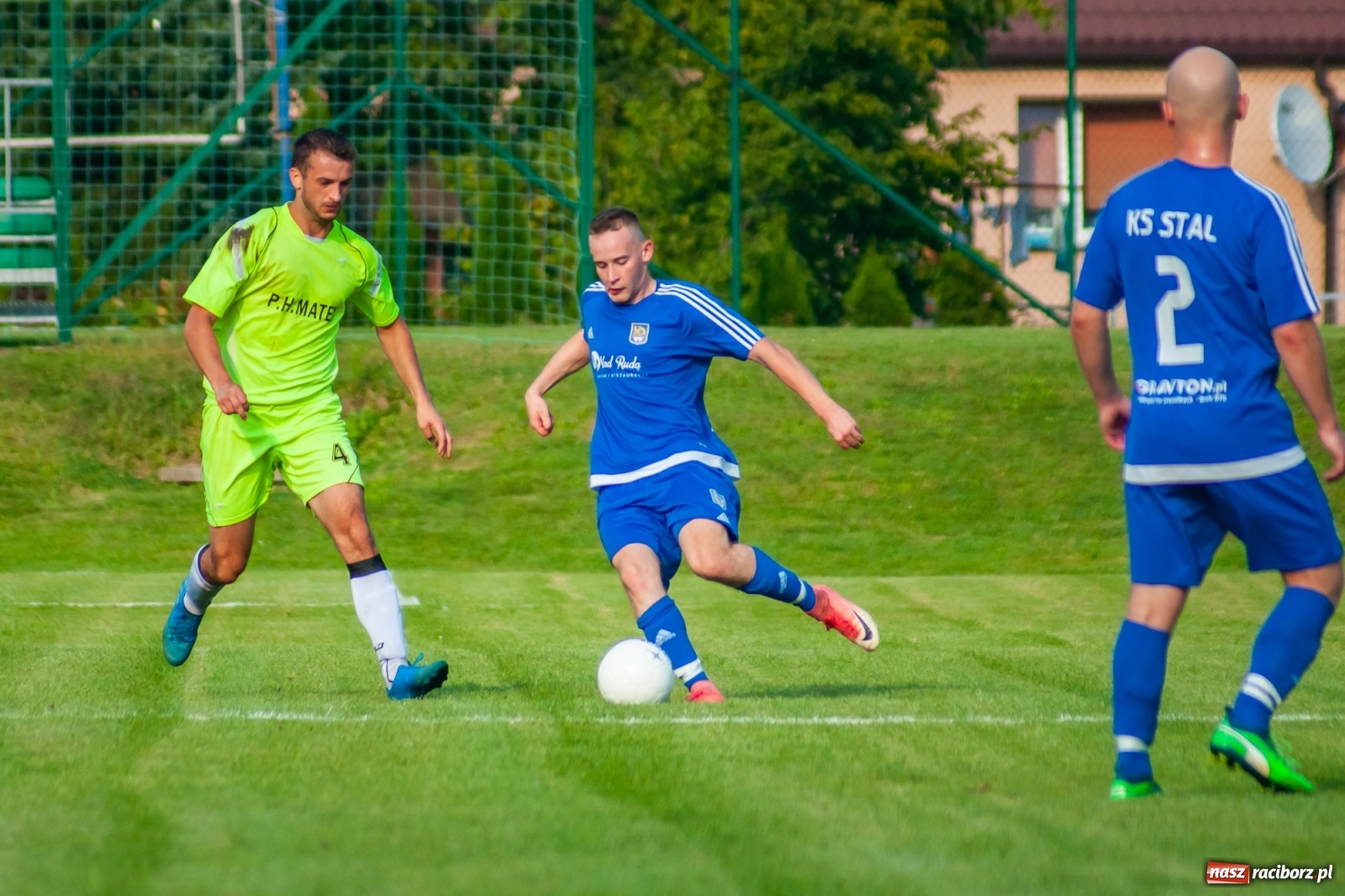 Zdjęcie w galerii na portalu naszraciborz.pl: Kuźnia rozbiła Chałupki. Gospodarze w rozsypce [FOTO i WIDEO] wiadomości z regionu