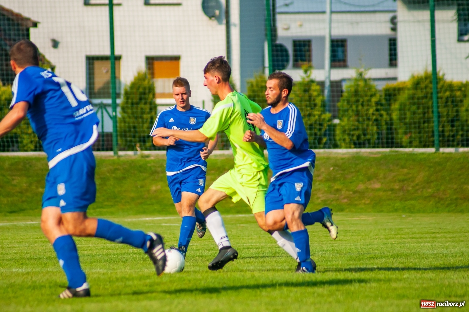 Zdjęcie w galerii na portalu naszraciborz.pl: Kuźnia rozbiła Chałupki. Gospodarze w rozsypce [FOTO i WIDEO] wiadomości z regionu