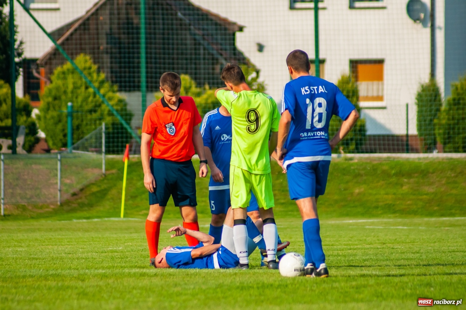 Zdjęcie w galerii na portalu naszraciborz.pl: Kuźnia rozbiła Chałupki. Gospodarze w rozsypce [FOTO i WIDEO] wiadomości z regionu