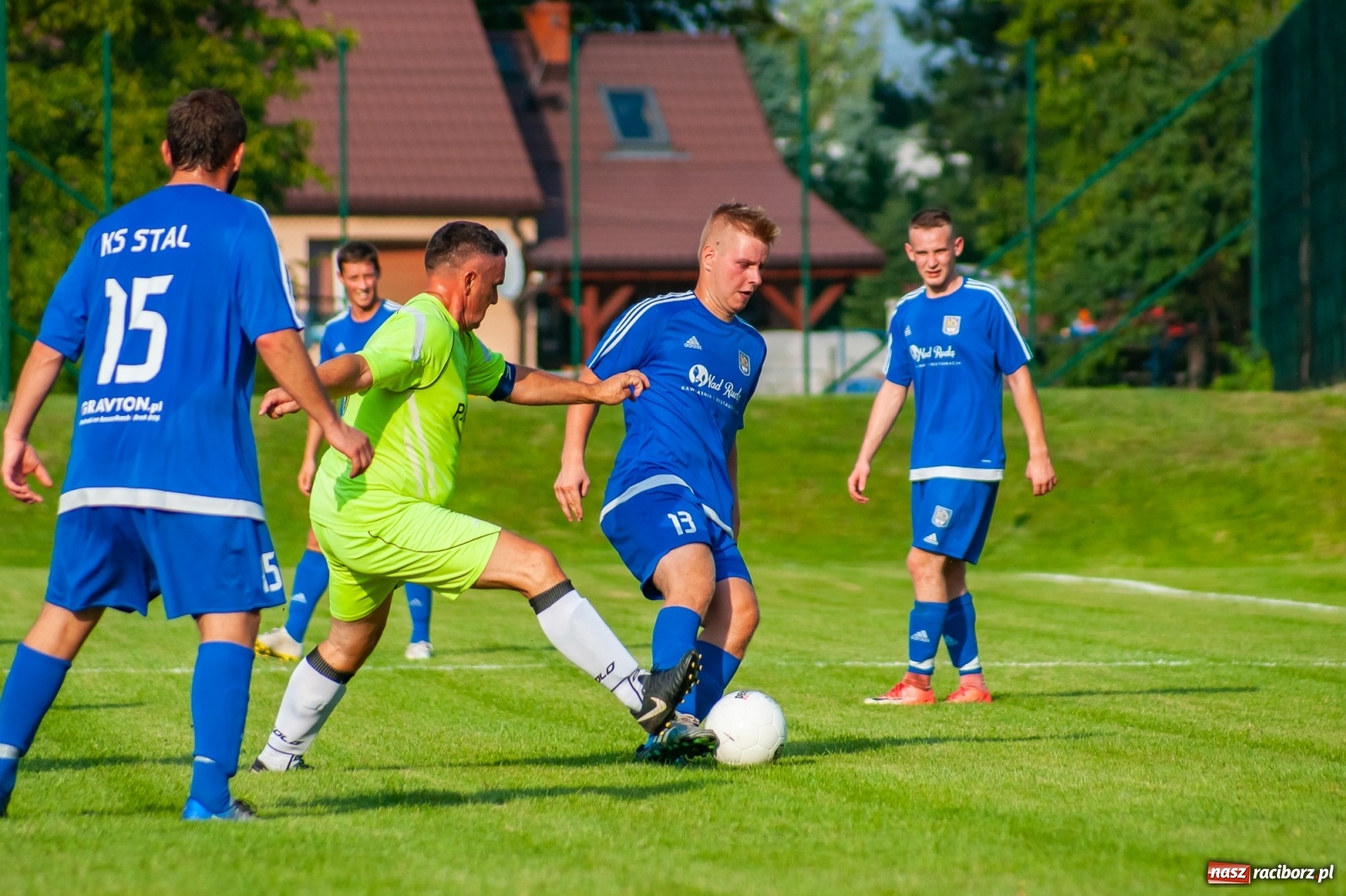 Zdjęcie w galerii na portalu naszraciborz.pl: Kuźnia rozbiła Chałupki. Gospodarze w rozsypce [FOTO i WIDEO] wiadomości z regionu
