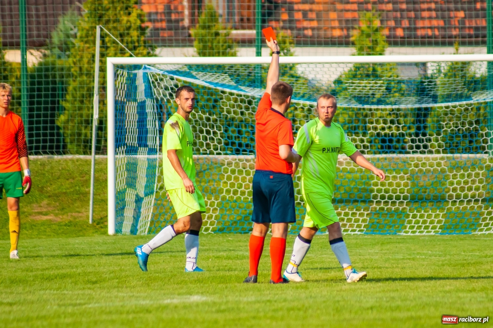 Zdjęcie w galerii na portalu naszraciborz.pl: Kuźnia rozbiła Chałupki. Gospodarze w rozsypce [FOTO i WIDEO] wiadomości z regionu