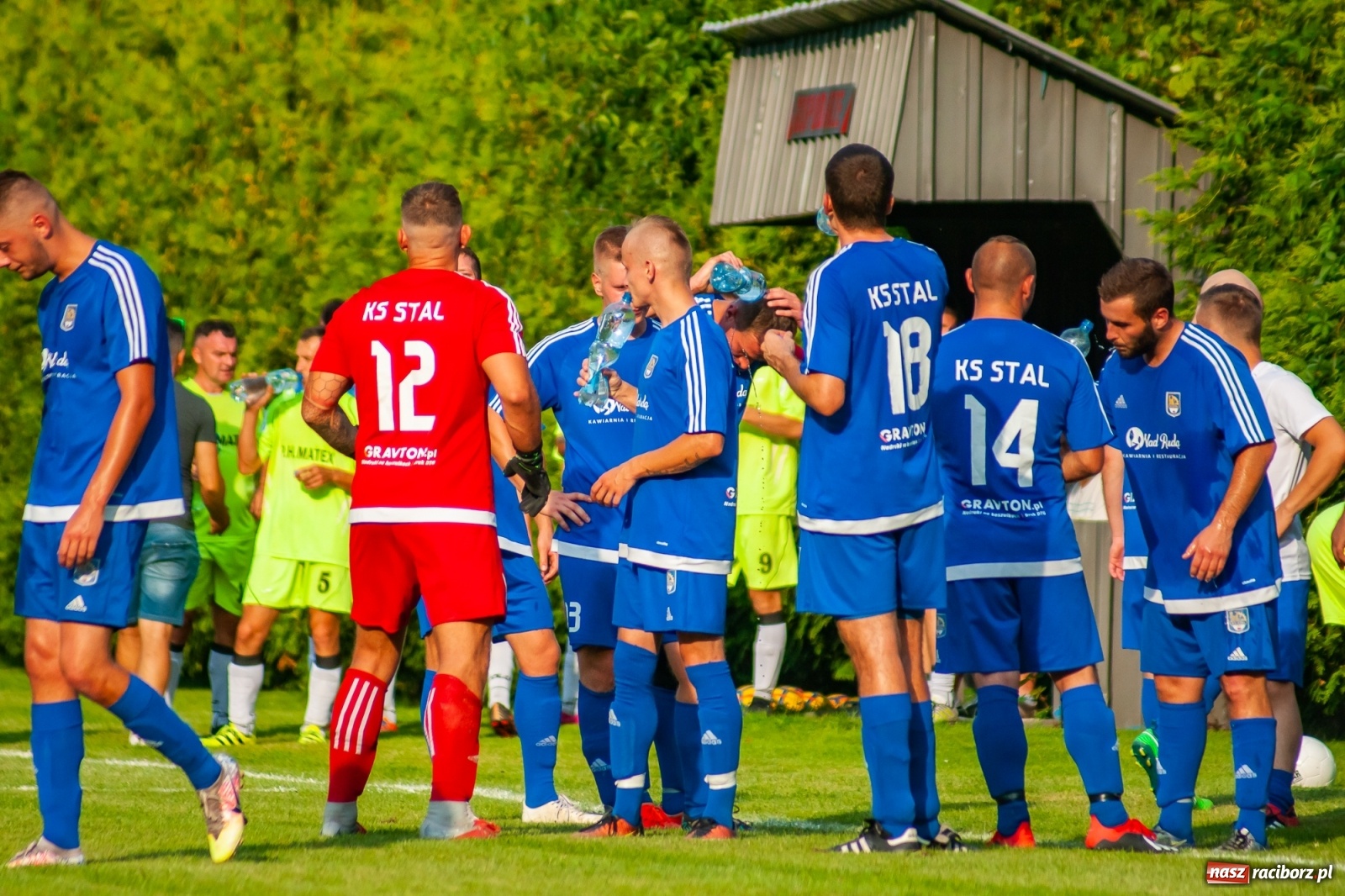 Zdjęcie w galerii na portalu naszraciborz.pl: Kuźnia rozbiła Chałupki. Gospodarze w rozsypce [FOTO i WIDEO] wiadomości z regionu