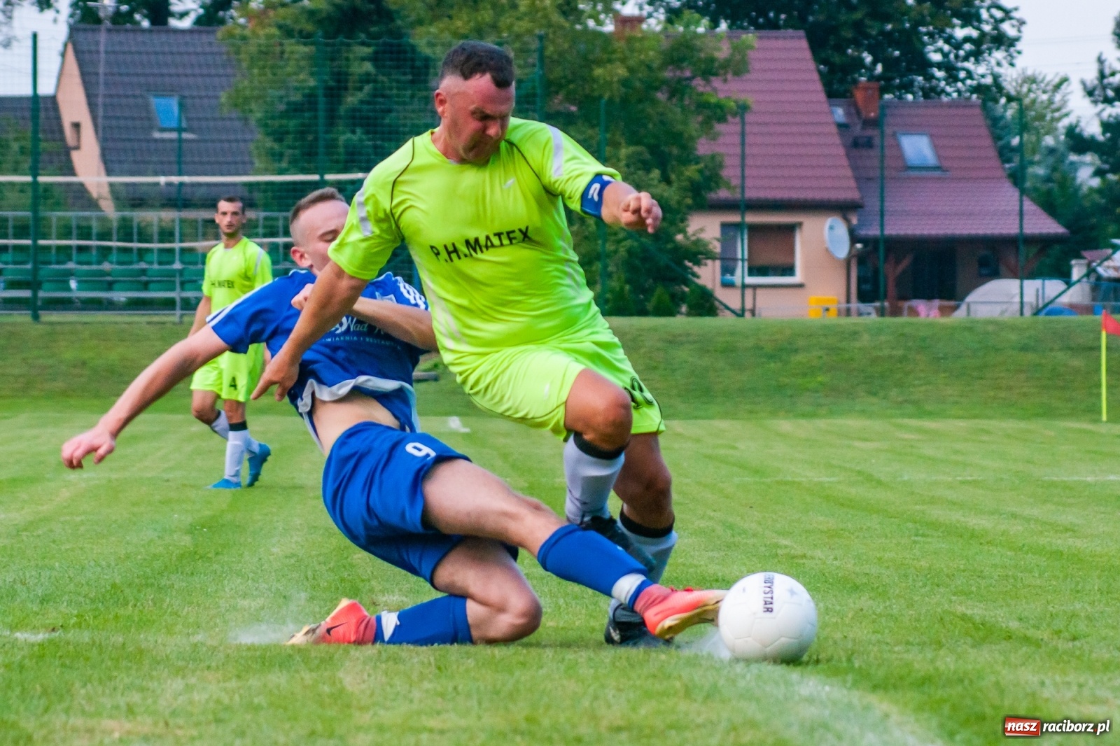 Zdjęcie w galerii na portalu naszraciborz.pl: Kuźnia rozbiła Chałupki. Gospodarze w rozsypce [FOTO i WIDEO] wiadomości z regionu