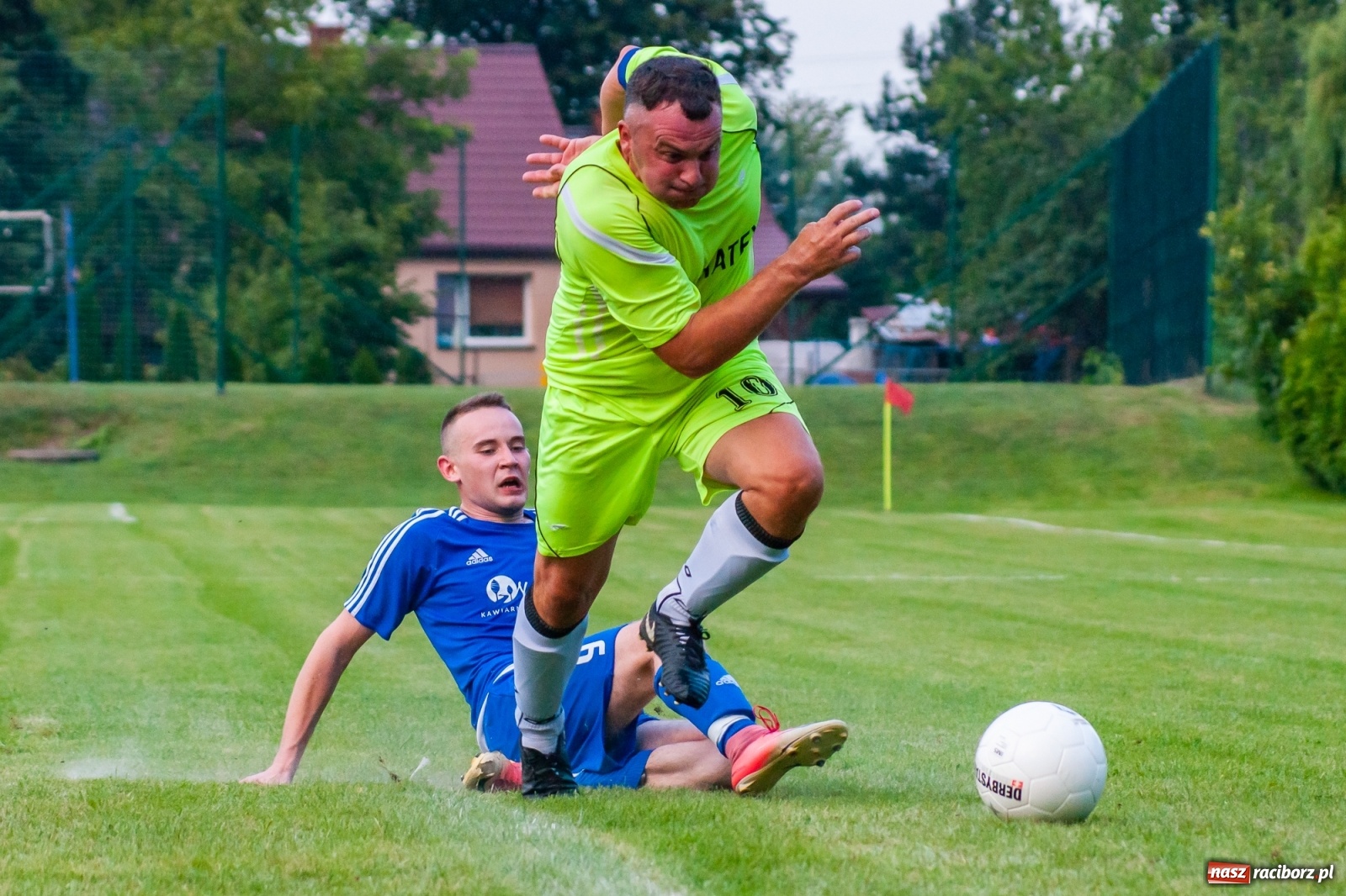 Zdjęcie w galerii na portalu naszraciborz.pl: Kuźnia rozbiła Chałupki. Gospodarze w rozsypce [FOTO i WIDEO] wiadomości z regionu