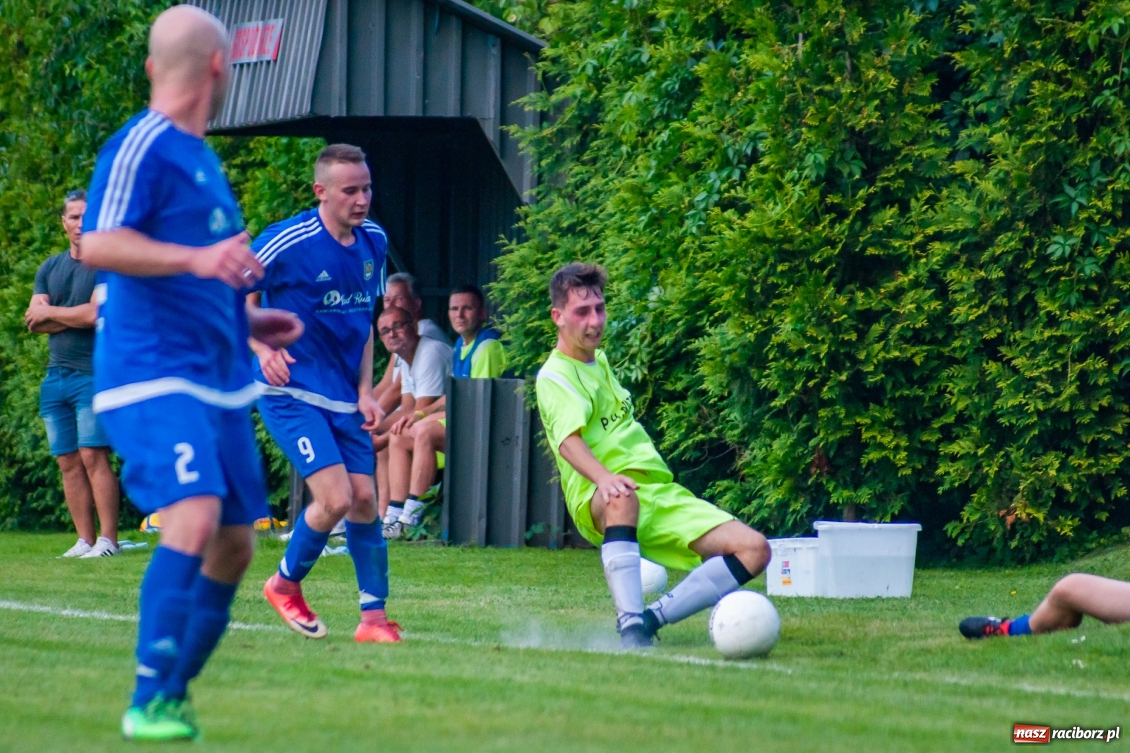 Zdjęcie w galerii na portalu naszraciborz.pl: Kuźnia rozbiła Chałupki. Gospodarze w rozsypce [FOTO i WIDEO] wiadomości z regionu