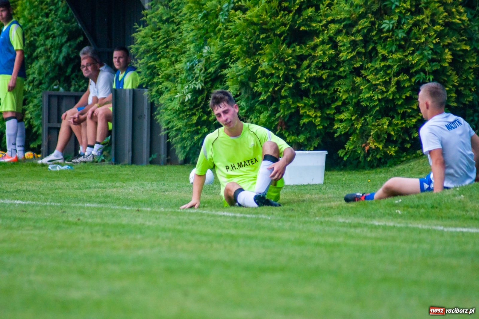 Zdjęcie w galerii na portalu naszraciborz.pl: Kuźnia rozbiła Chałupki. Gospodarze w rozsypce [FOTO i WIDEO] wiadomości z regionu