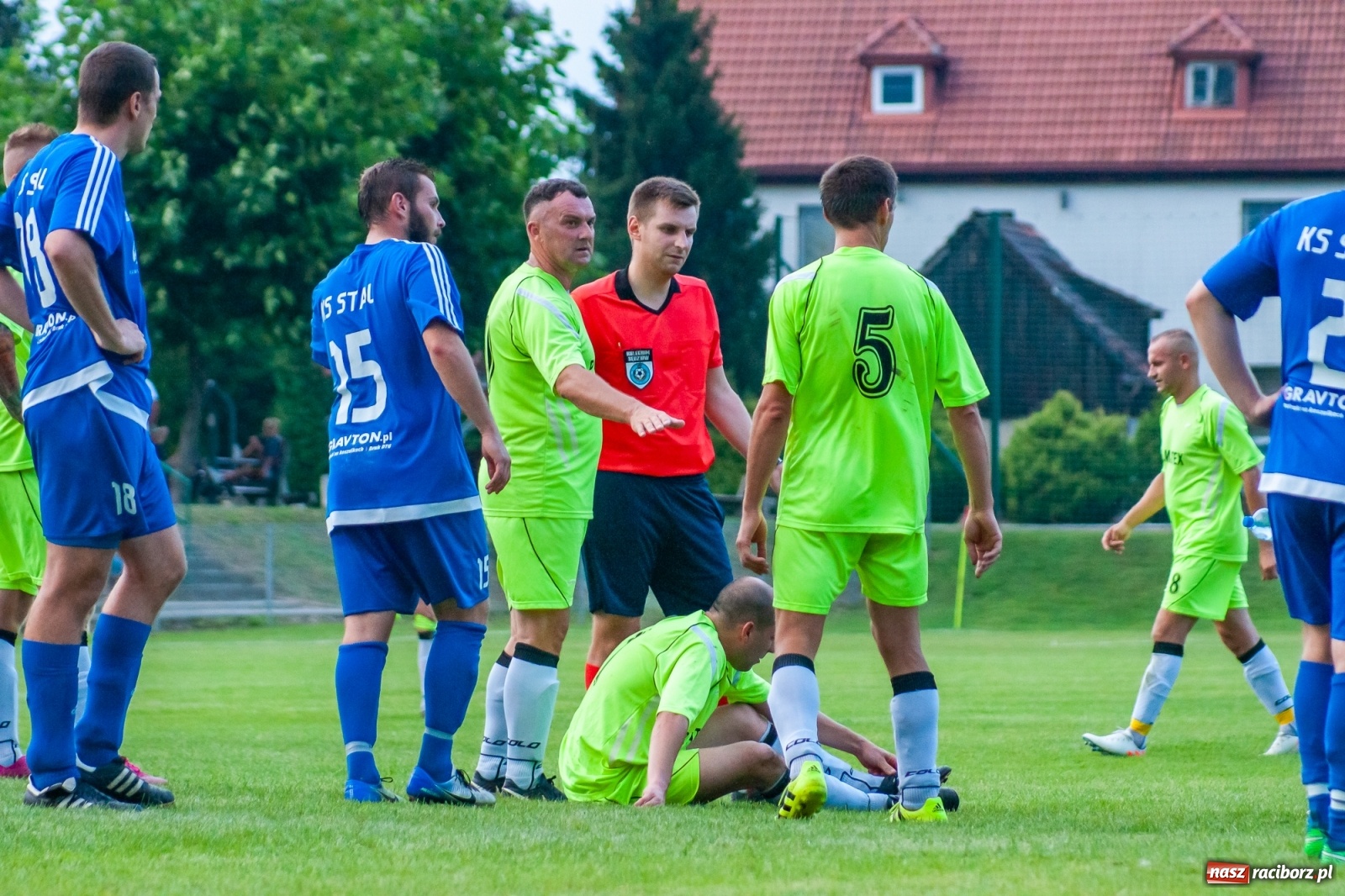 Zdjęcie w galerii na portalu naszraciborz.pl: Kuźnia rozbiła Chałupki. Gospodarze w rozsypce [FOTO i WIDEO] wiadomości z regionu