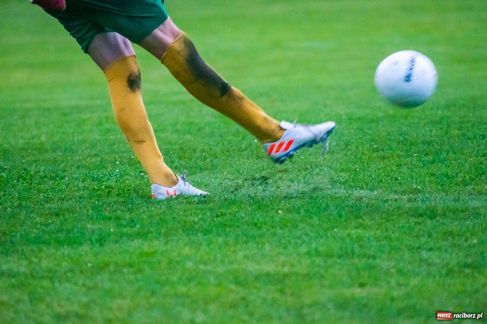 Zdjęcie w galerii na portalu naszraciborz.pl: Kuźnia rozbiła Chałupki. Gospodarze w rozsypce [FOTO i WIDEO] wiadomości z regionu