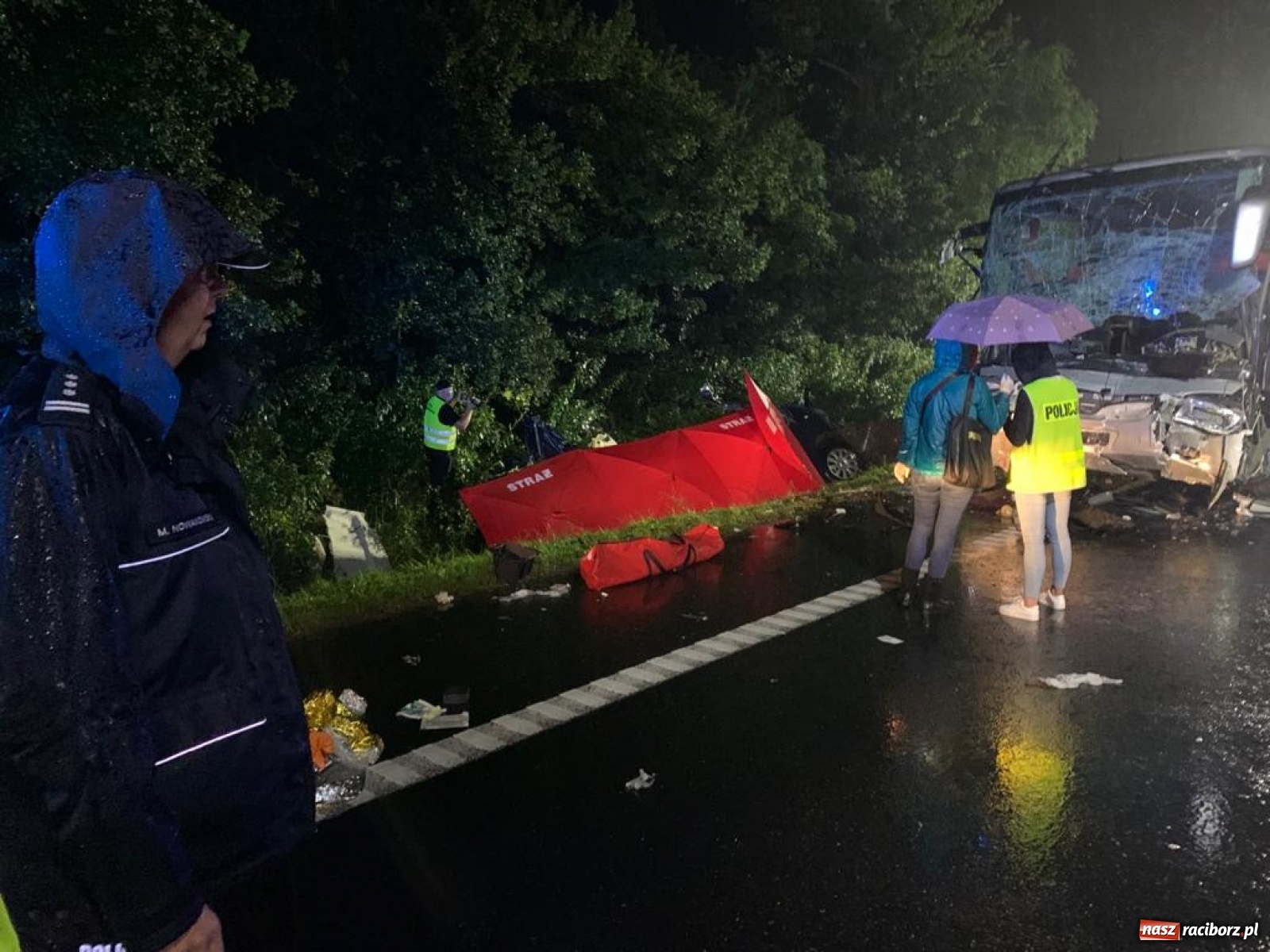 Zdjęcie w galerii na portalu naszraciborz.pl: Tragiczny wypadek pod Gliwicami. Nie żyje dziewięć osób wiadomości z regionu