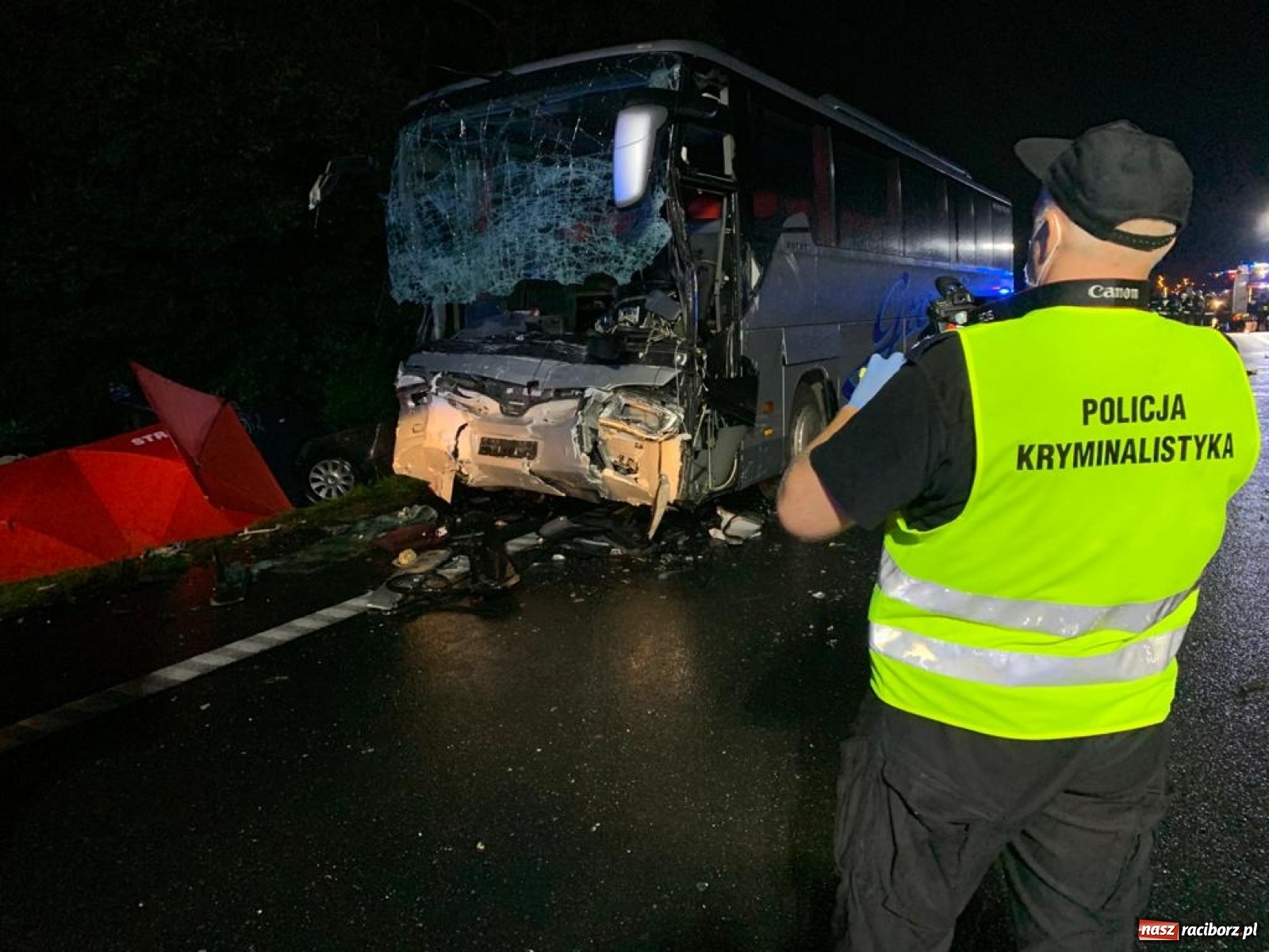 Zdjęcie w galerii na portalu naszraciborz.pl: Tragiczny wypadek pod Gliwicami. Nie żyje dziewięć osób wiadomości z regionu