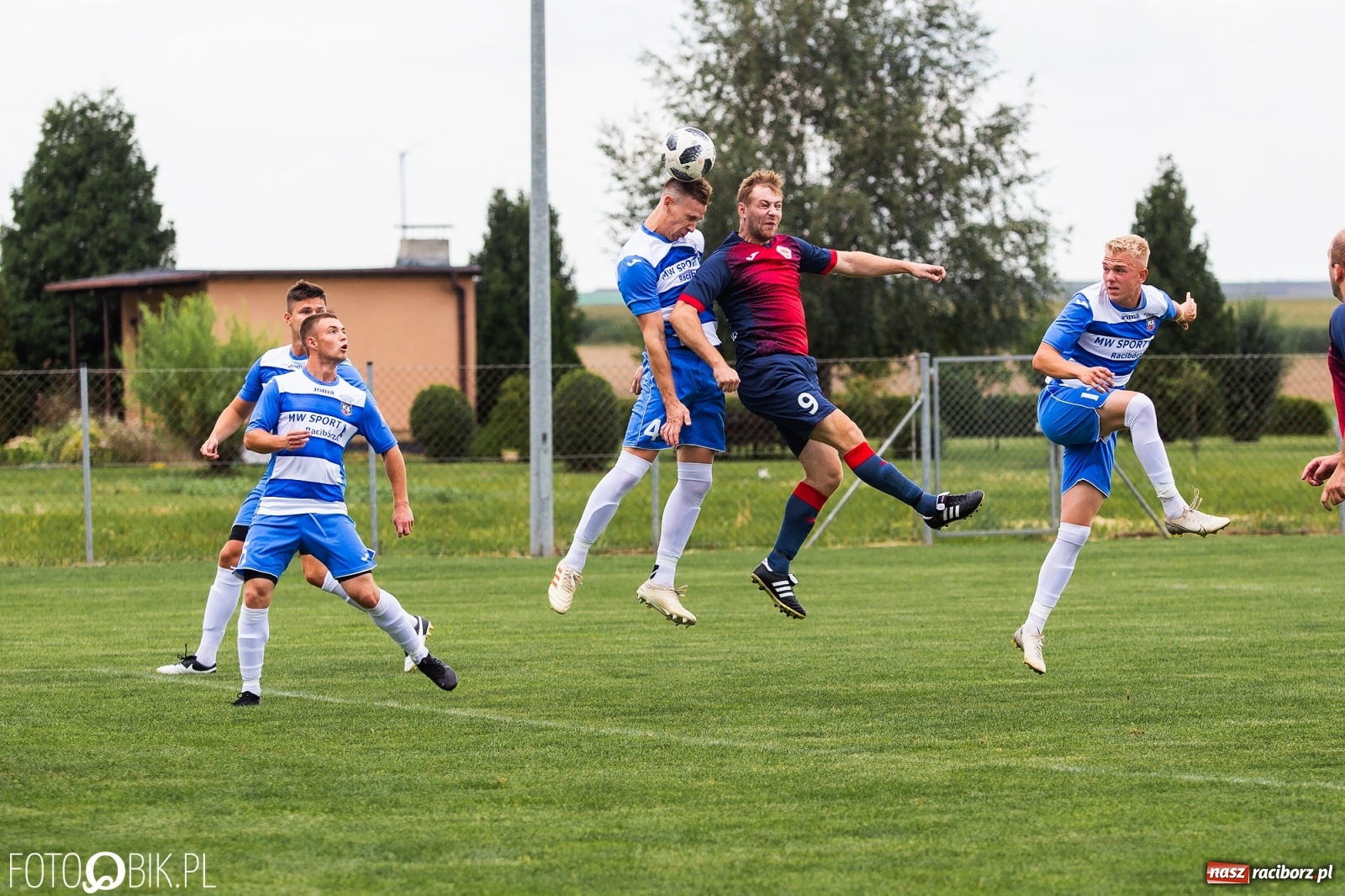 Zdjęcie w galerii na portalu naszraciborz.pl: Niespodzianka w derbach gminy. Krzanowice lepsze od Borucina [FOTO] wiadomości z regionu