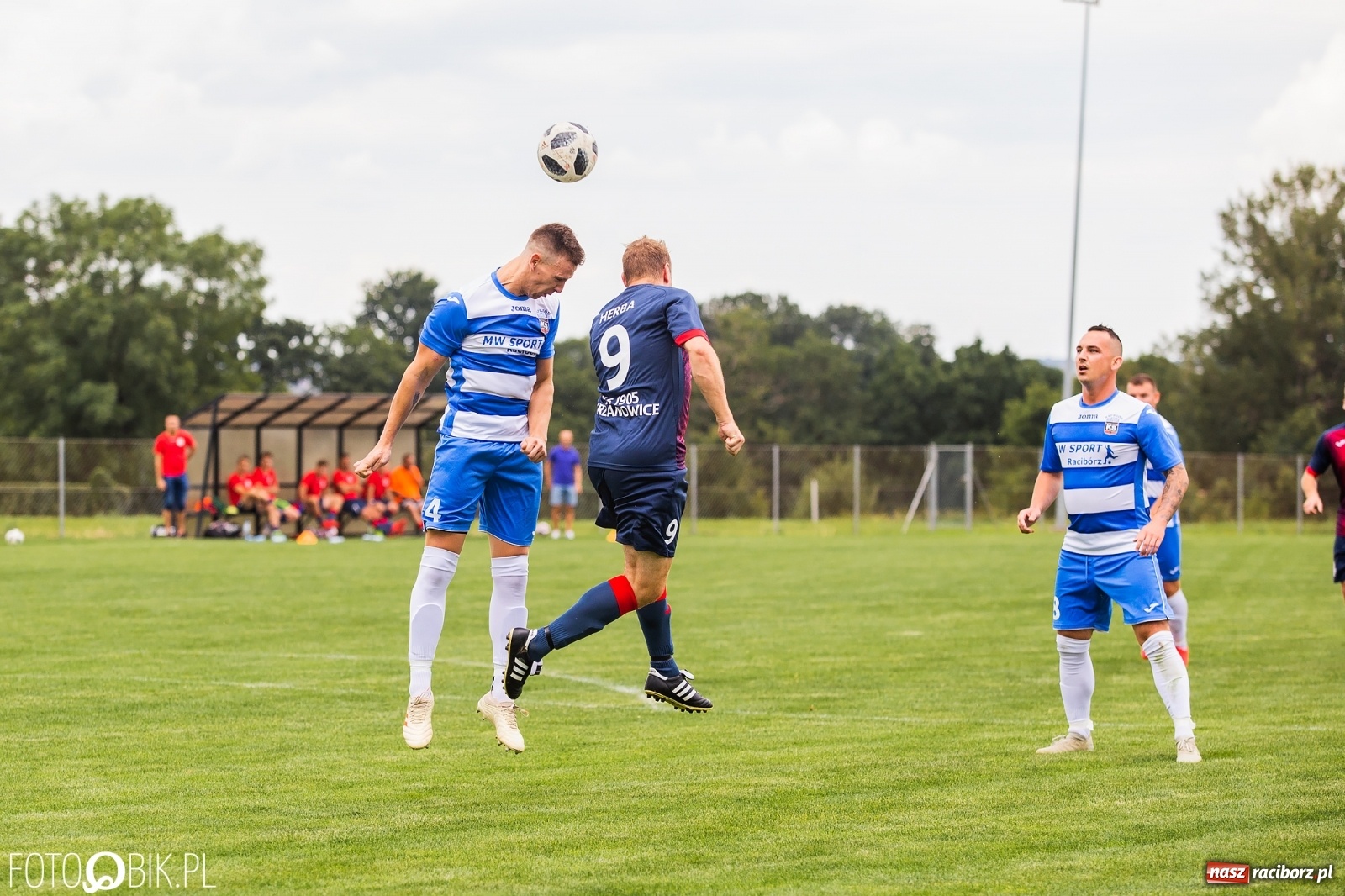 Zdjęcie w galerii na portalu naszraciborz.pl: Niespodzianka w derbach gminy. Krzanowice lepsze od Borucina [FOTO] wiadomości z regionu