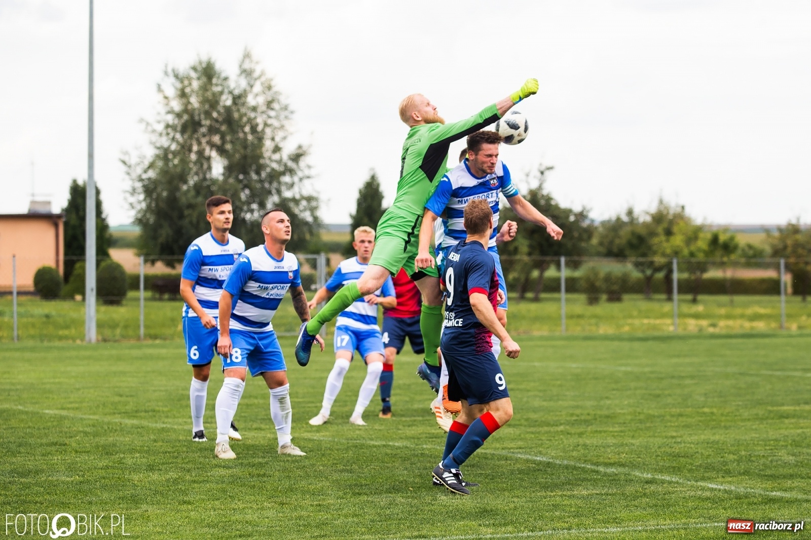 Zdjęcie w galerii na portalu naszraciborz.pl: Niespodzianka w derbach gminy. Krzanowice lepsze od Borucina [FOTO] wiadomości z regionu
