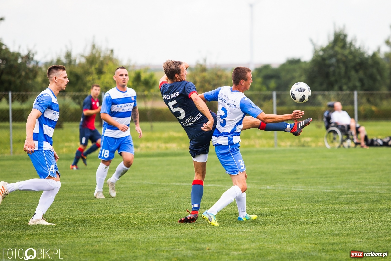 Zdjęcie w galerii na portalu naszraciborz.pl: Niespodzianka w derbach gminy. Krzanowice lepsze od Borucina [FOTO] wiadomości z regionu