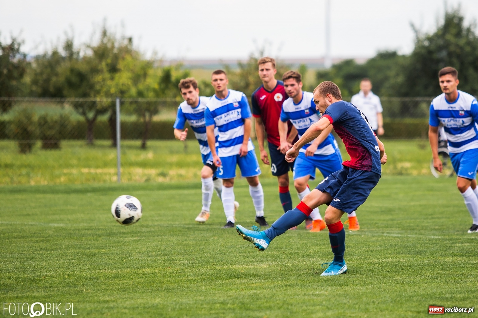 Zdjęcie w galerii na portalu naszraciborz.pl: Niespodzianka w derbach gminy. Krzanowice lepsze od Borucina [FOTO] wiadomości z regionu