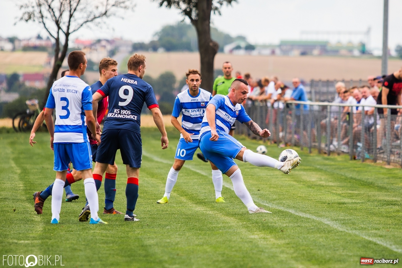Zdjęcie w galerii na portalu naszraciborz.pl: Niespodzianka w derbach gminy. Krzanowice lepsze od Borucina [FOTO] wiadomości z regionu