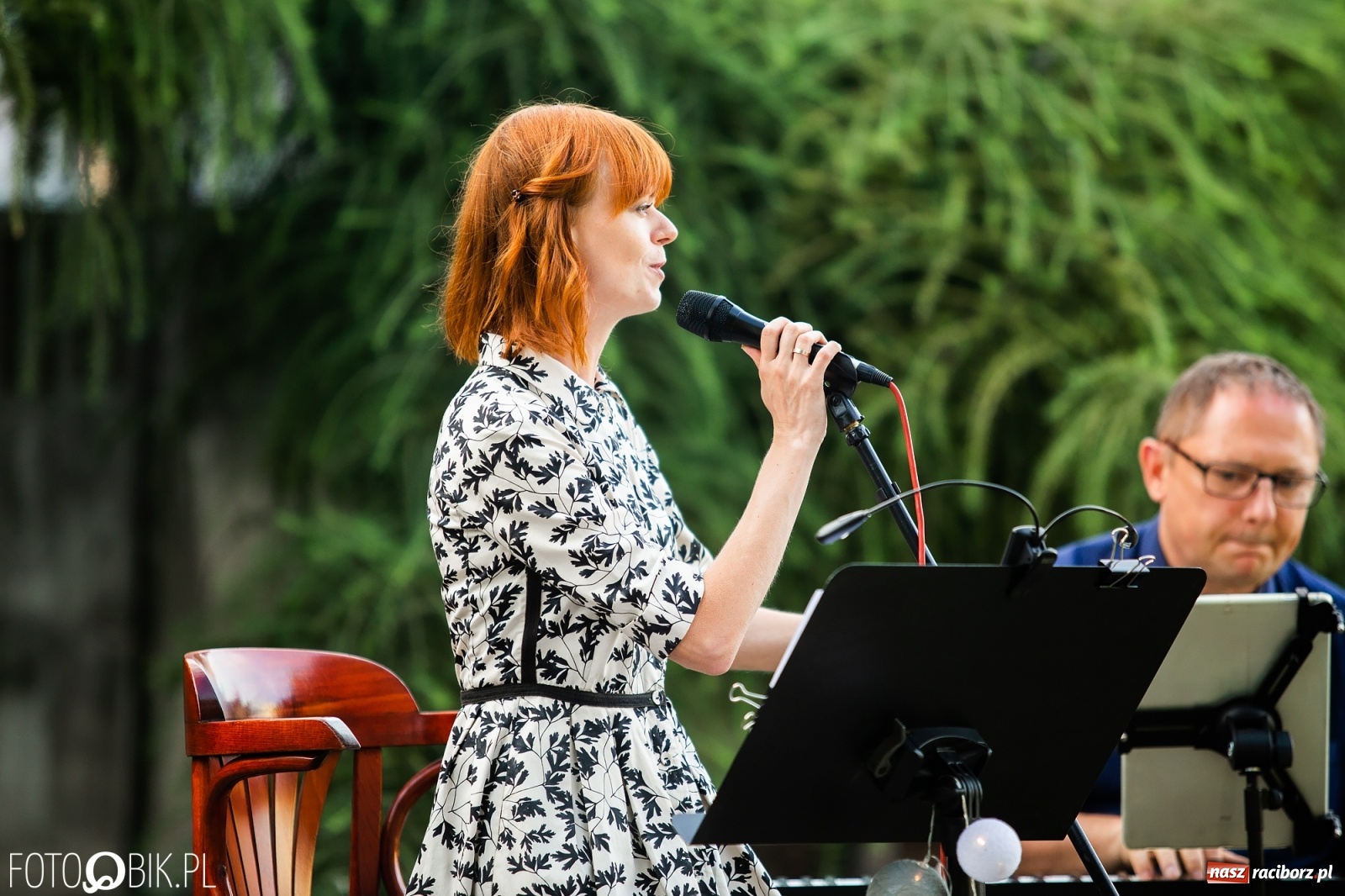 Zdjęcie w galerii na portalu naszraciborz.pl: Recital pt. Piosenka jest dobra na wszystko w Ogrodzie Kultury wiadomości z regionu